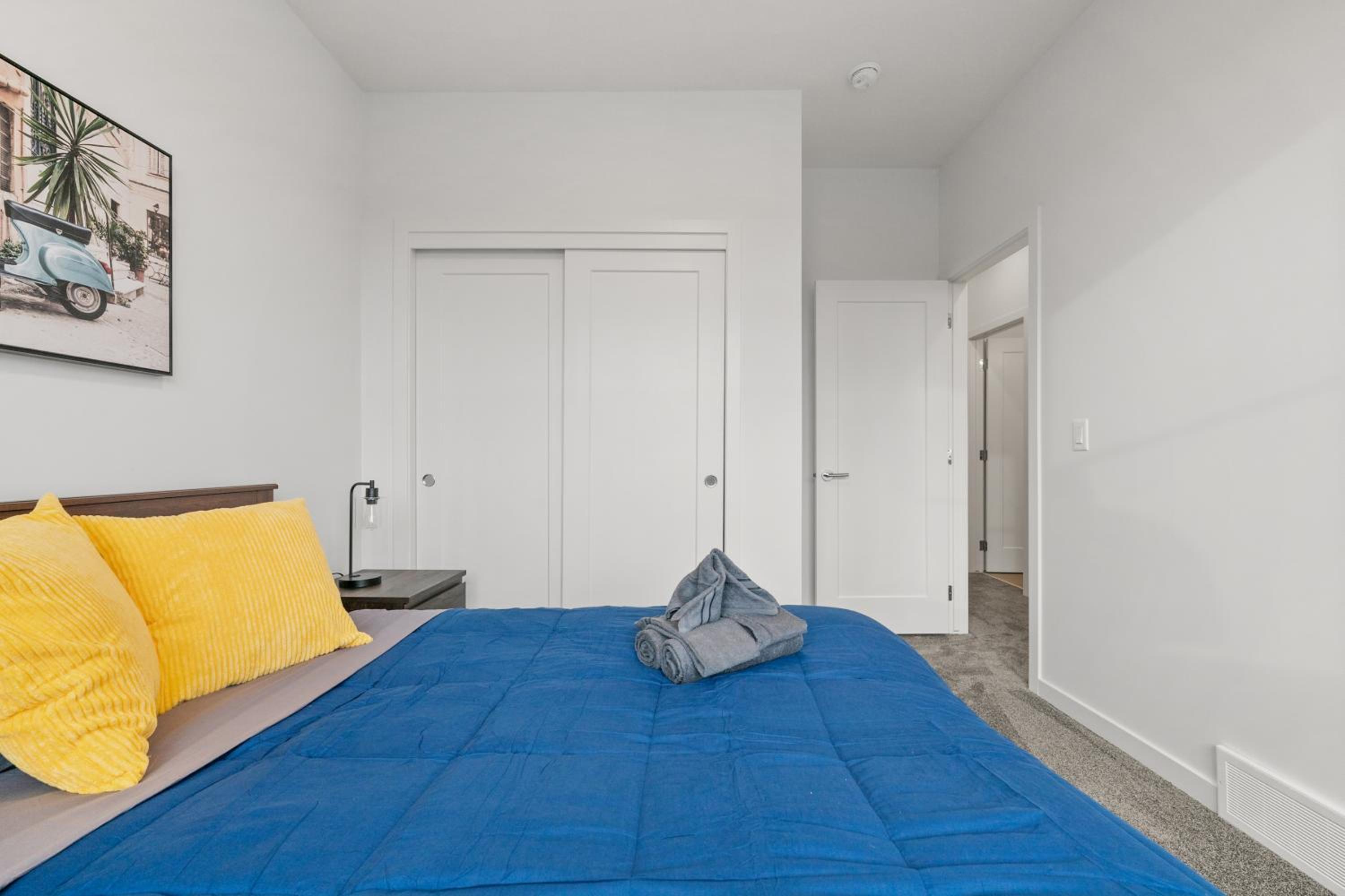 Luxury 3 Bedrooms Spacious Townhome, 2 Car Garage, Sleeps 8, Heater & AC, King Bed, Easy Ski Access, Next to WinSport, 10km from Calgary Downtown, Near Ban