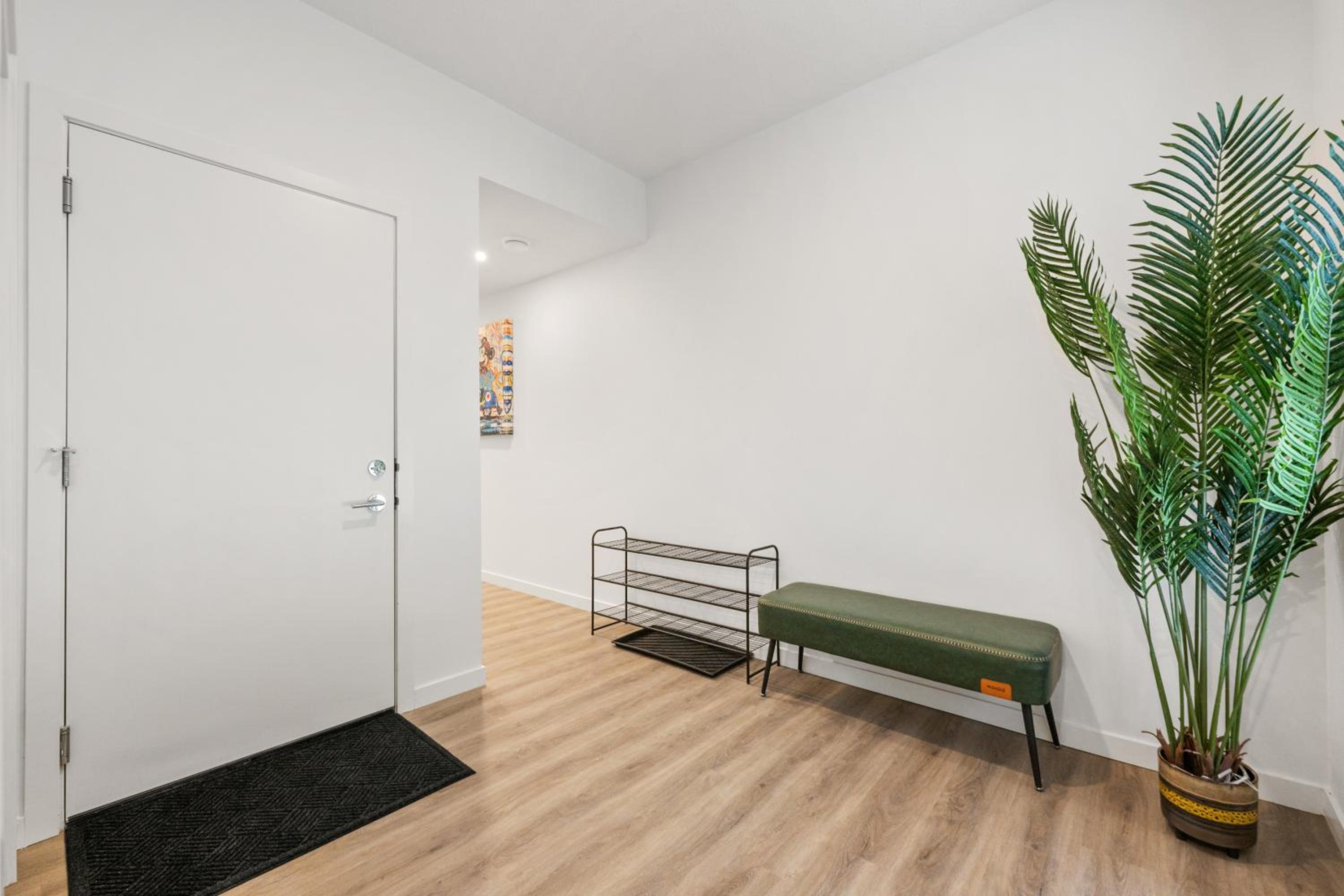 Luxury 3 Bedrooms Spacious Townhome, 2 Car Garage, Sleeps 8, Heater & AC, King Bed, Easy Ski Access, Next to WinSport, 10km from Calgary Downtown, Near Ban