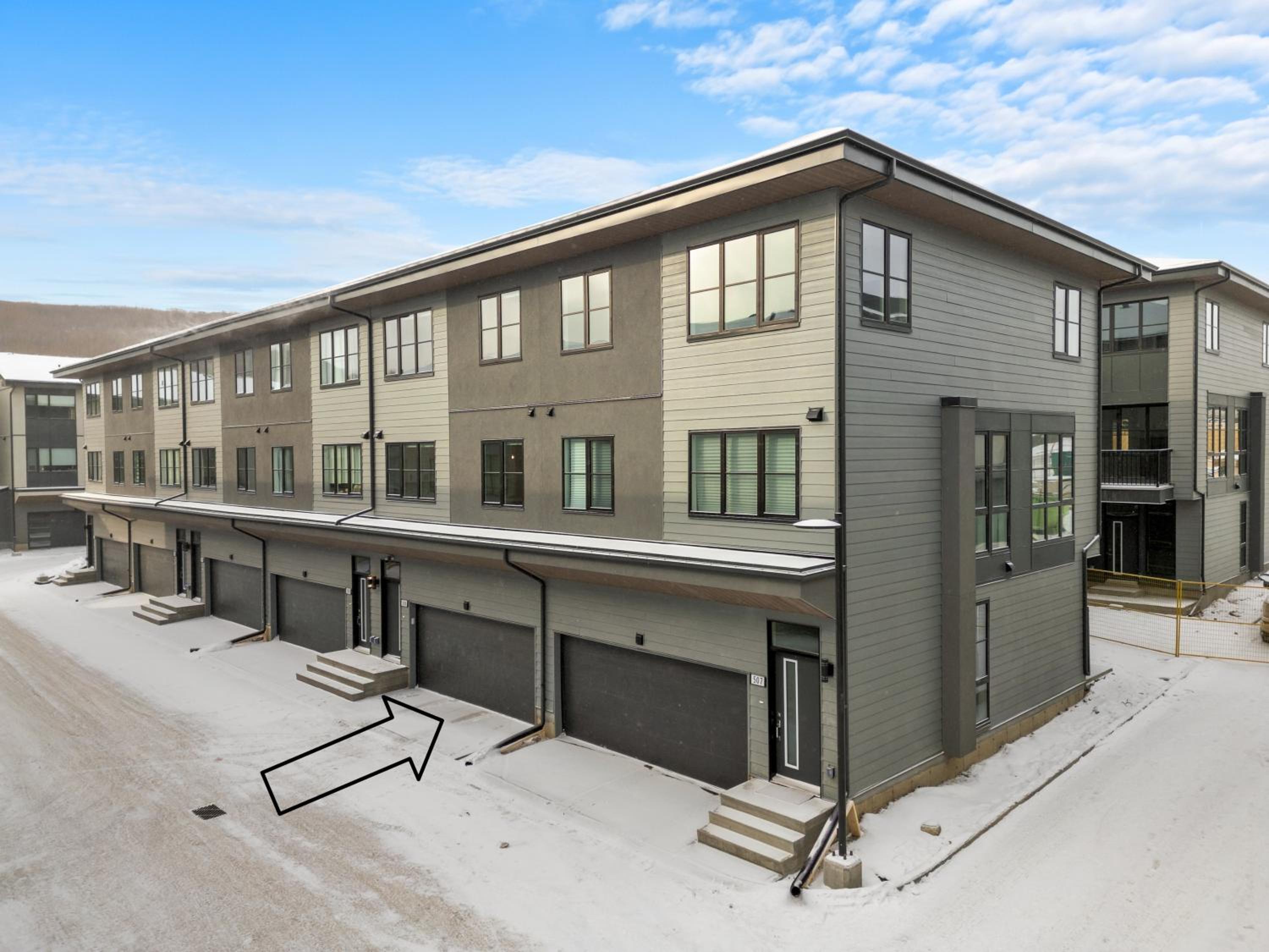 Luxury 3 Bedrooms Spacious Townhome, 2 Car Garage, Sleeps 8, Heater & AC, King Bed, Easy Ski Access, Next to WinSport, 10km from Calgary Downtown, Near Ban