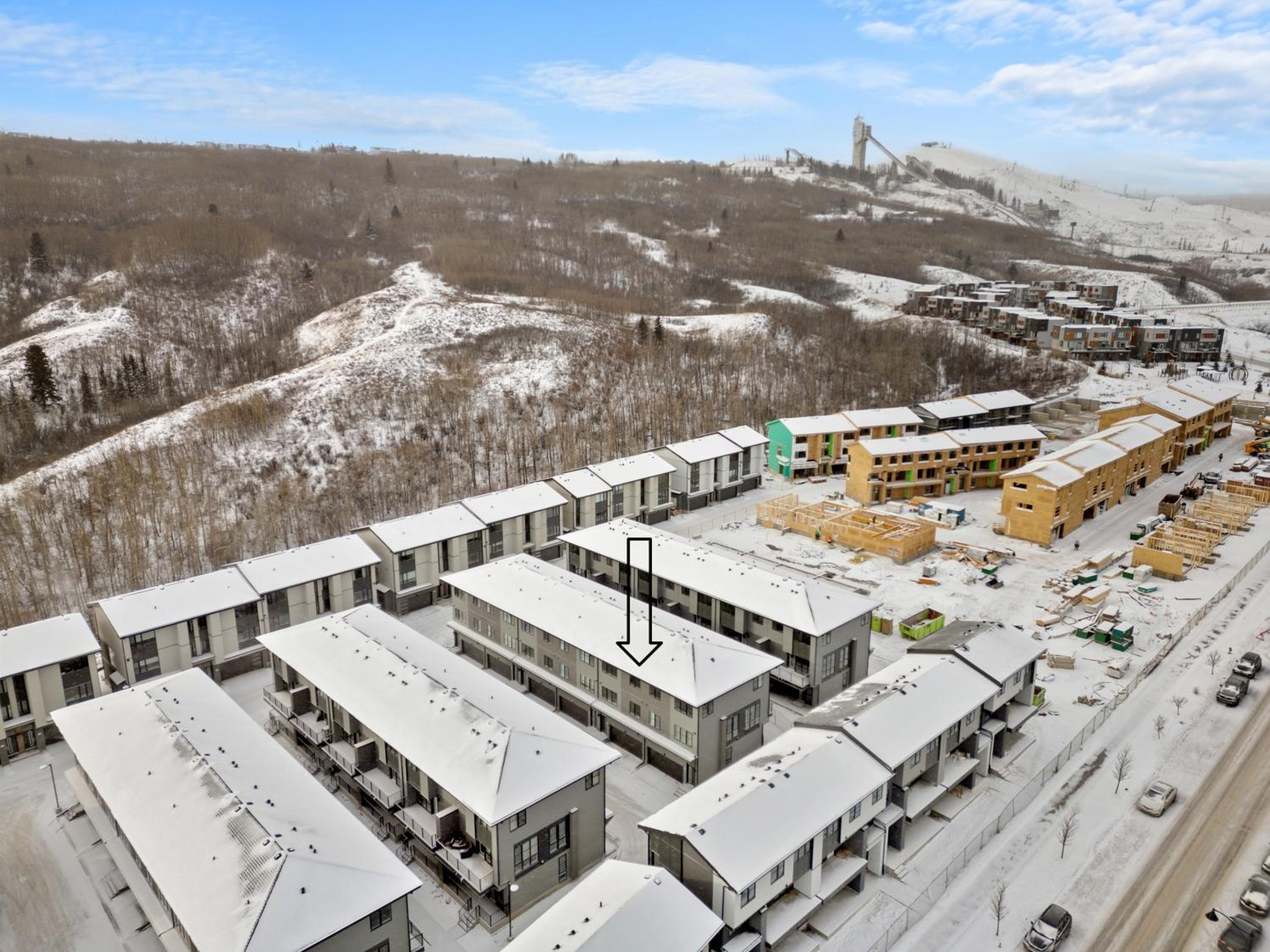 Luxury 3 Bedrooms Spacious Townhome, 2 Car Garage, Sleeps 8, Heater & AC, King Bed, Easy Ski Access, Next to WinSport, 10km from Calgary Downtown, Near Ban