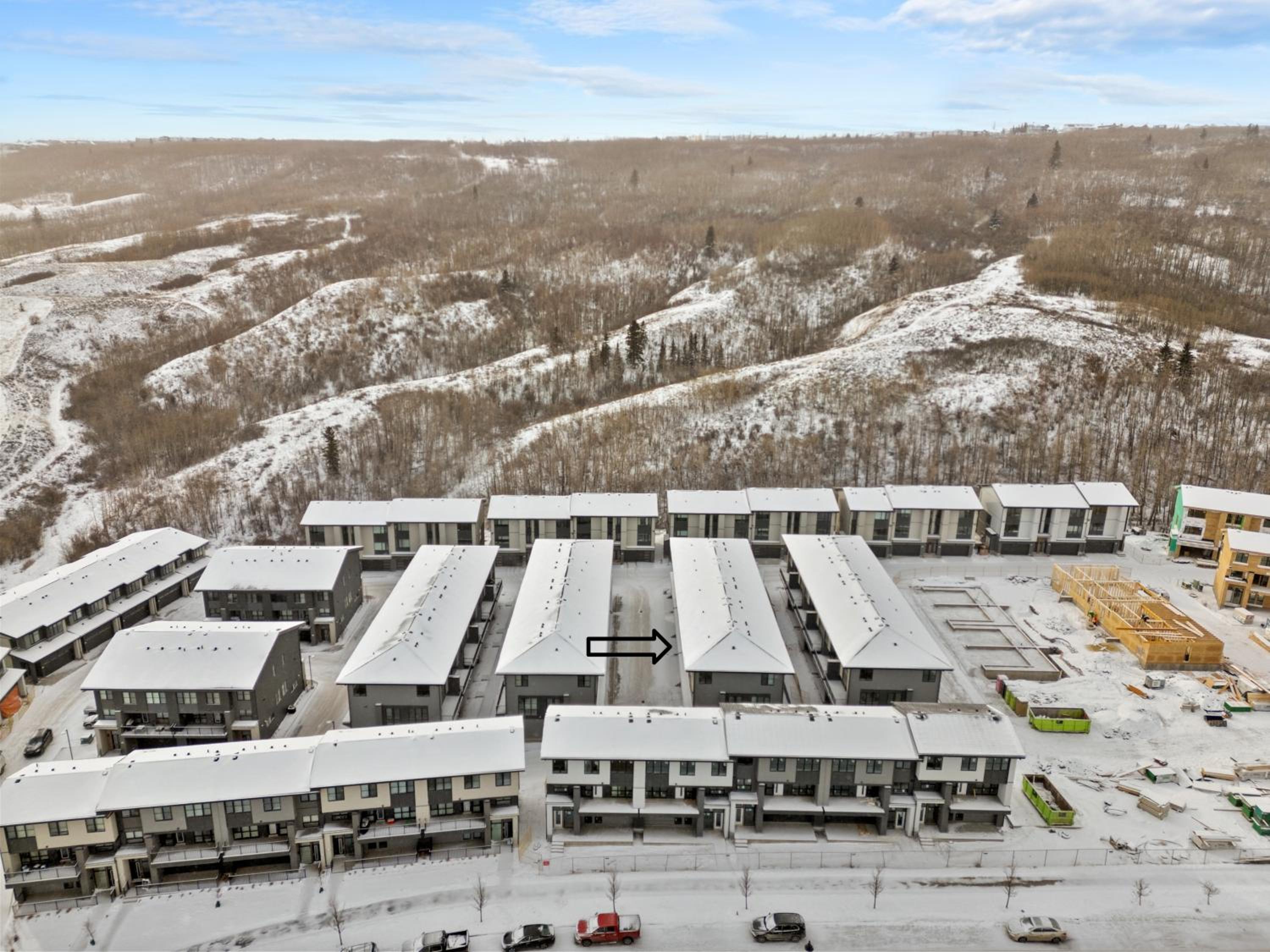 Luxury 3 Bedrooms Spacious Townhome, 2 Car Garage, Sleeps 8, Heater & AC, King Bed, Easy Ski Access, Next to WinSport, 10km from Calgary Downtown, Near Ban