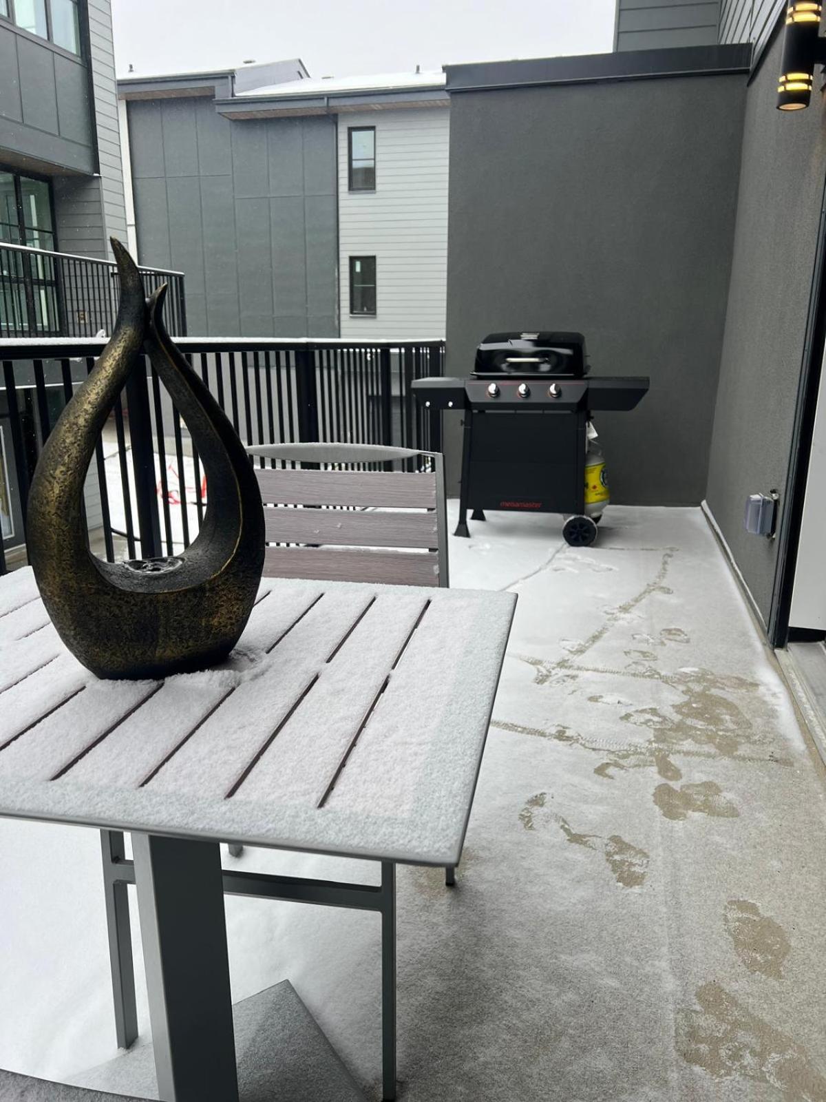 Luxury 3 Bedrooms Spacious Townhome, 2 Car Garage, Sleeps 8, Heater & AC, King Bed, Easy Ski Access, Next to WinSport, 10km from Calgary Downtown, Near Ban