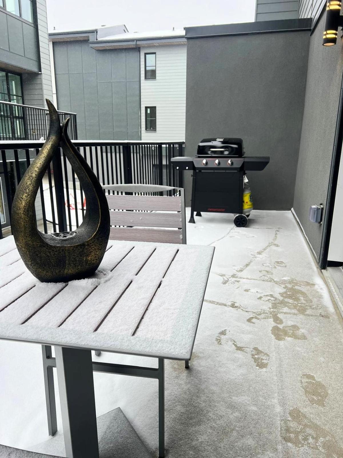 Luxury 3 Bedrooms Spacious Townhome, 2 Car Garage, Sleeps 8, Heater & AC, King Bed, Easy Ski Access, Next to WinSport, 10km from Calgary Downtown, Near Ban