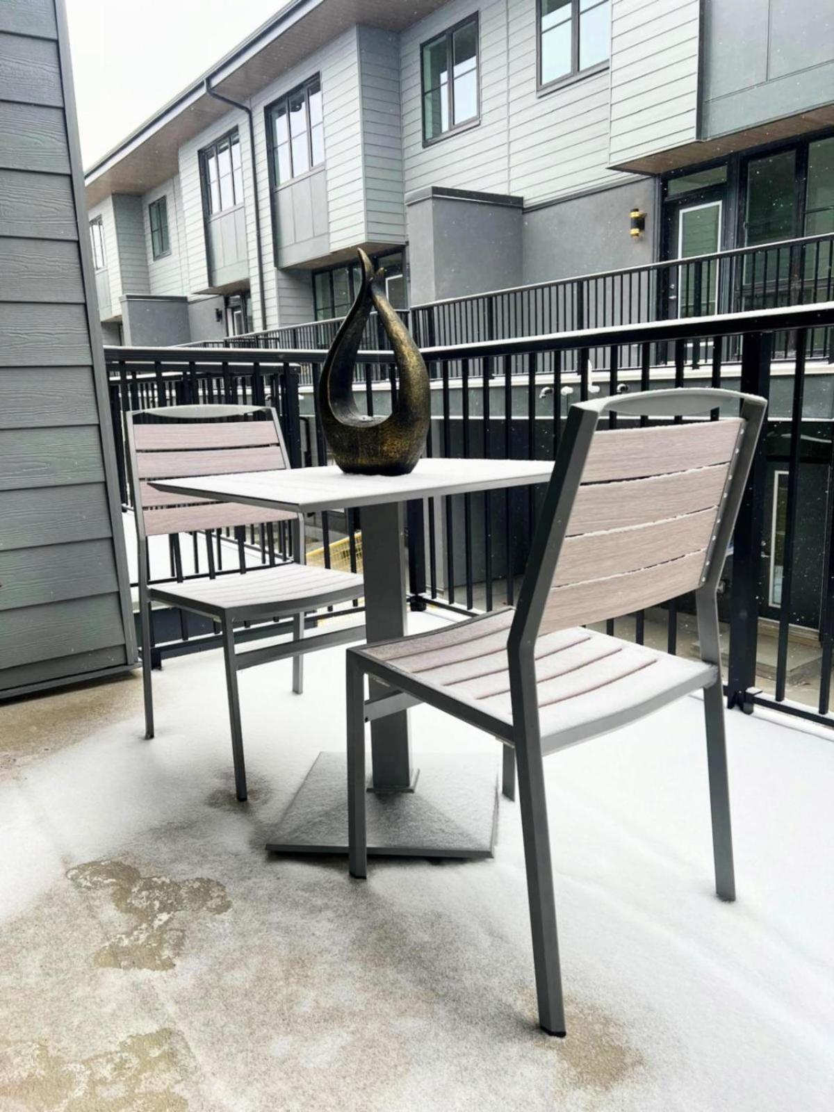 Luxury 3 Bedrooms Spacious Townhome, 2 Car Garage, Sleeps 8, Heater & AC, King Bed, Easy Ski Access, Next to WinSport, 10km from Calgary Downtown, Near Ban