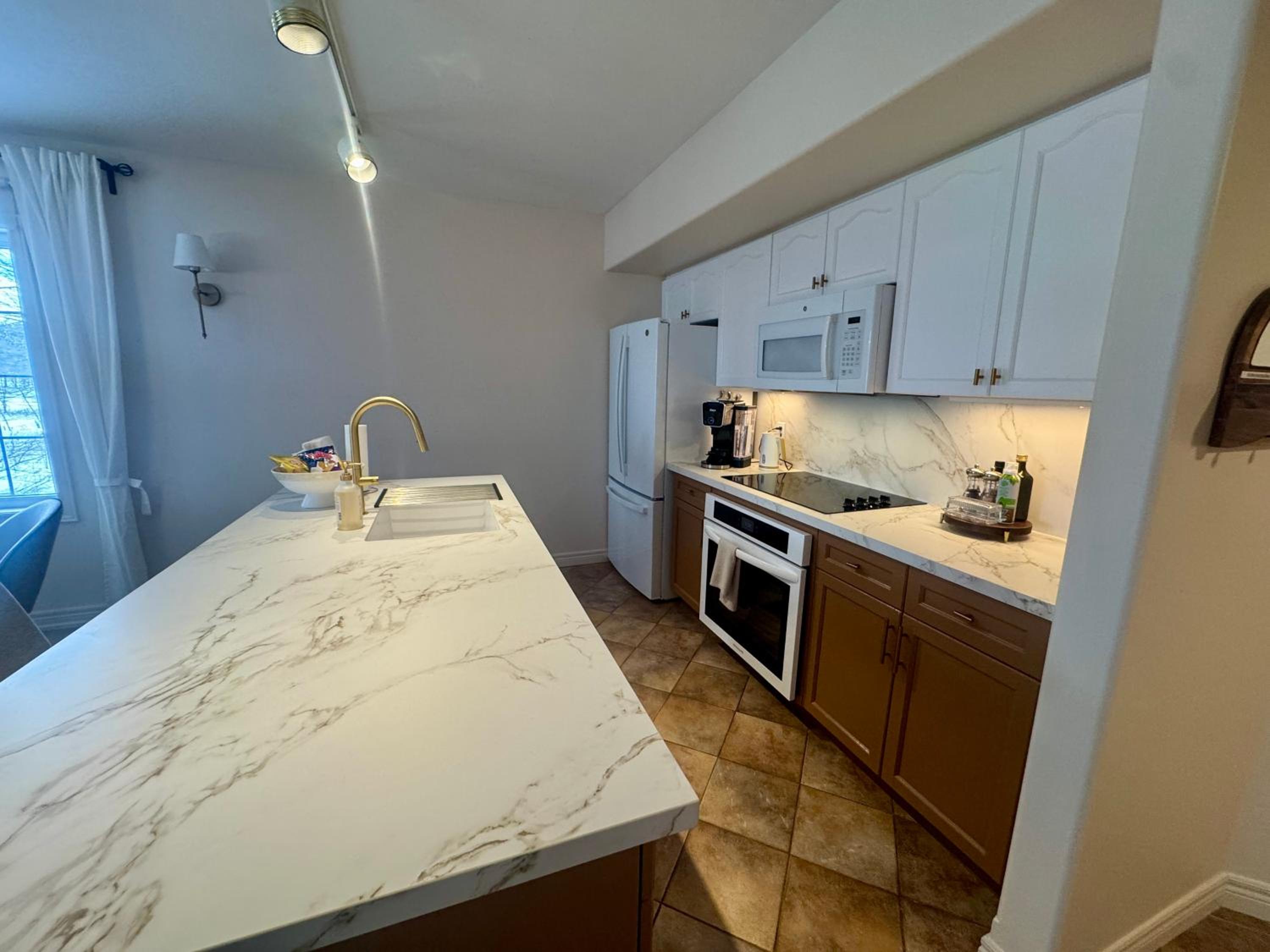 Luxurious Ski-In Ski-Out Jacuzzi Condo with King Bed, Pool, Gym and Sauna