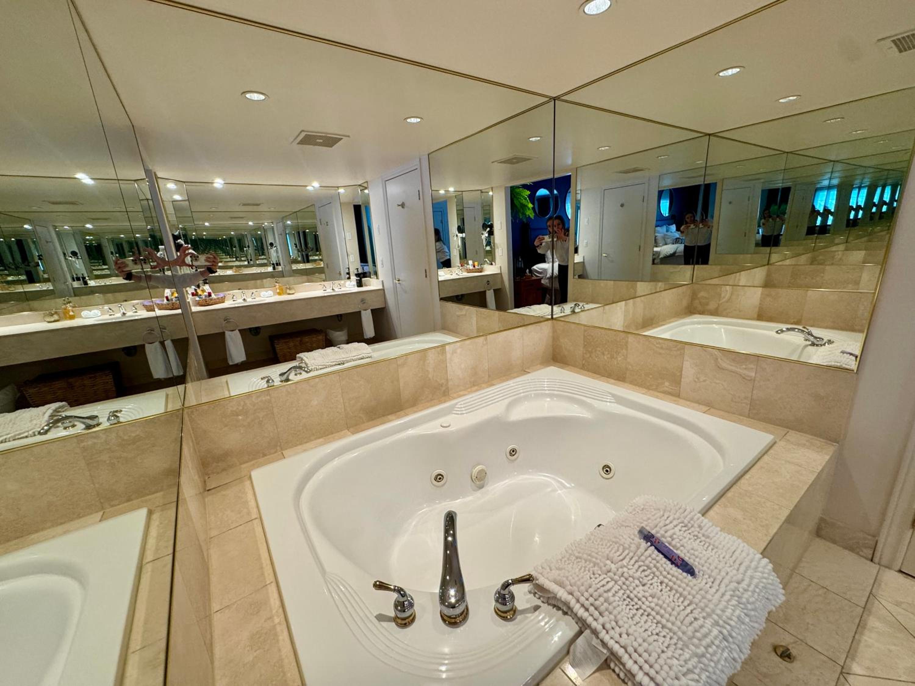 Luxurious Ski-In Ski-Out Jacuzzi Condo with King Bed, Pool, Gym and Sauna