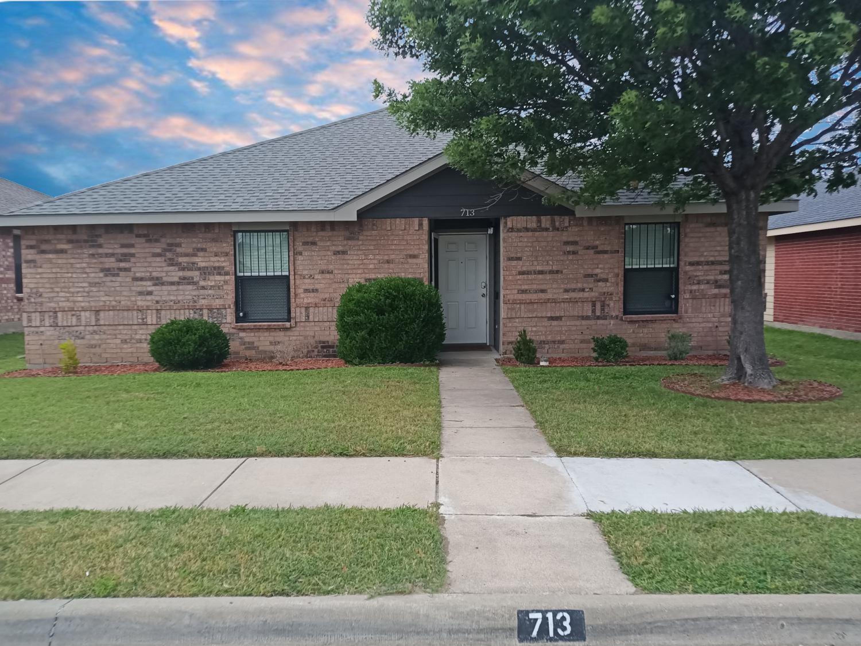 Ultimate Game Room Oasis for 12 - Private Patio - BBQ - 2 Kings - 6 TVs - Full-Body Massage Chair
