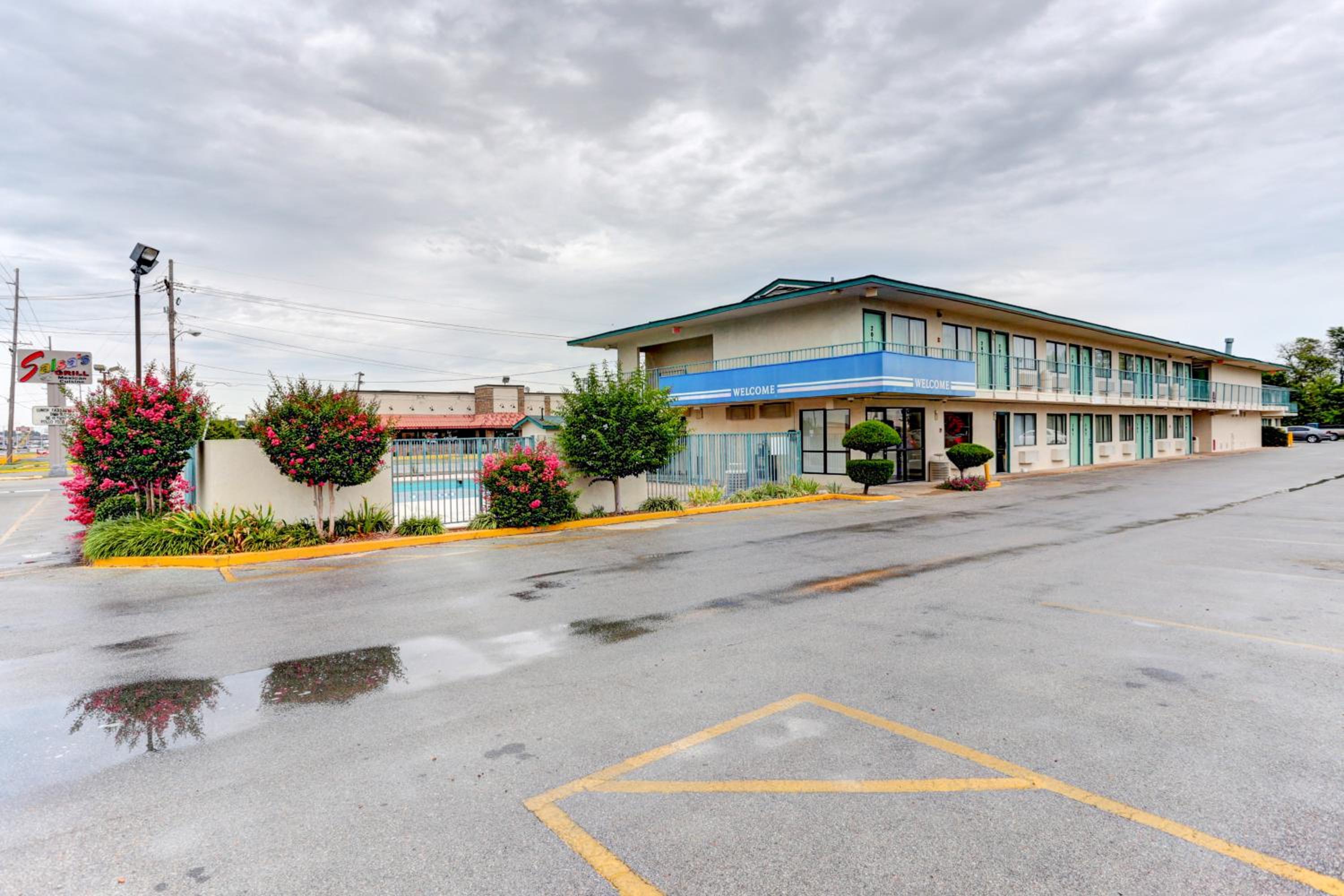 Jonesboro Vacations - Motel 6 Jonesboro - Property Image 1