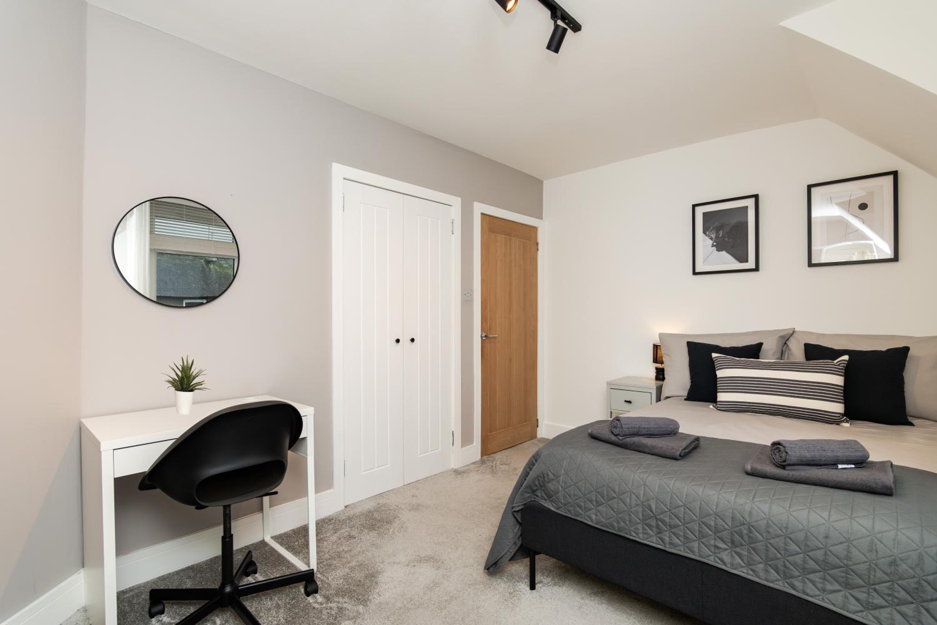 3 Bedroom House-Free Parking-by Holiday Homes