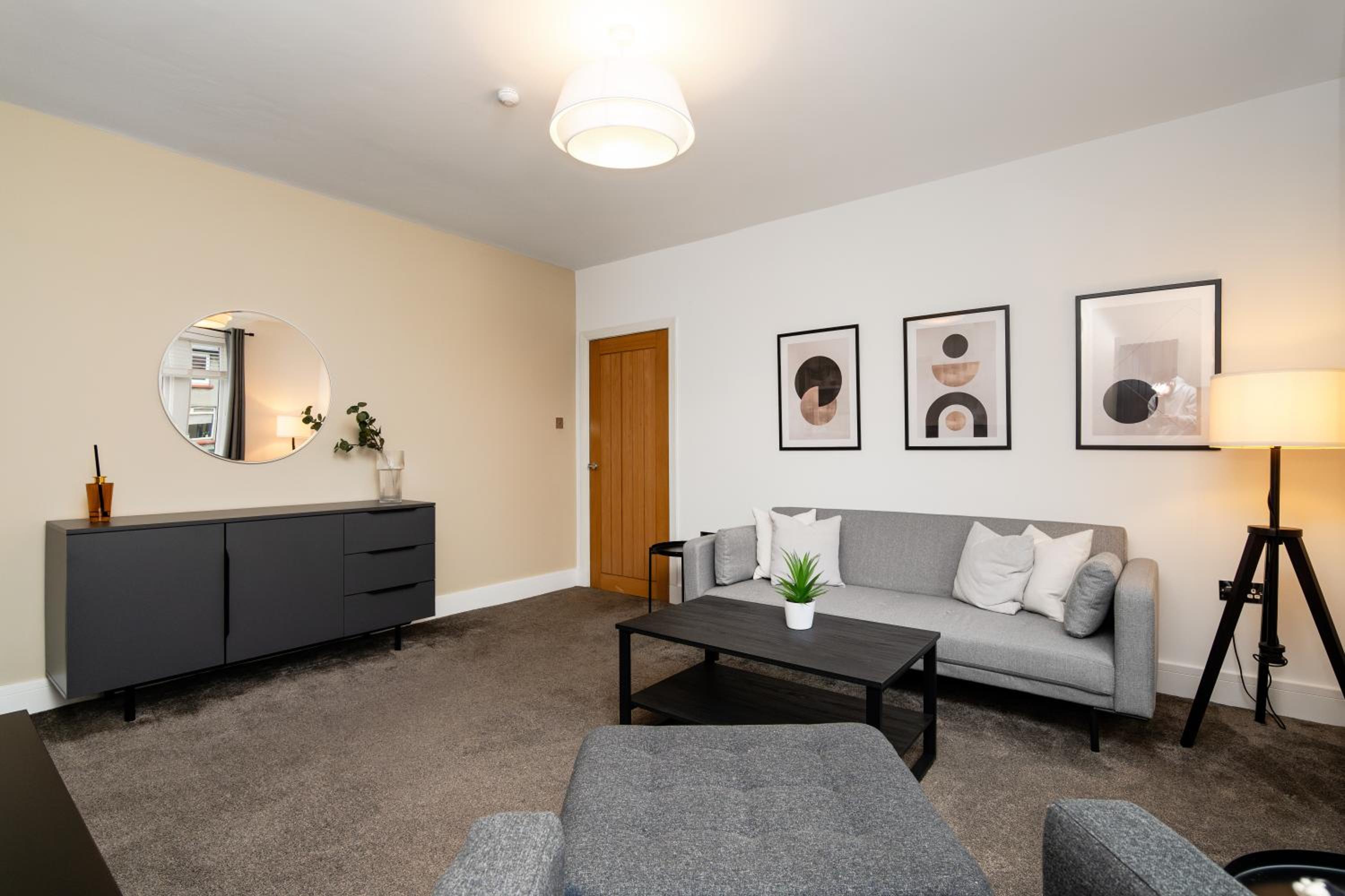 3 Bedroom House-Free Parking-by Holiday Homes