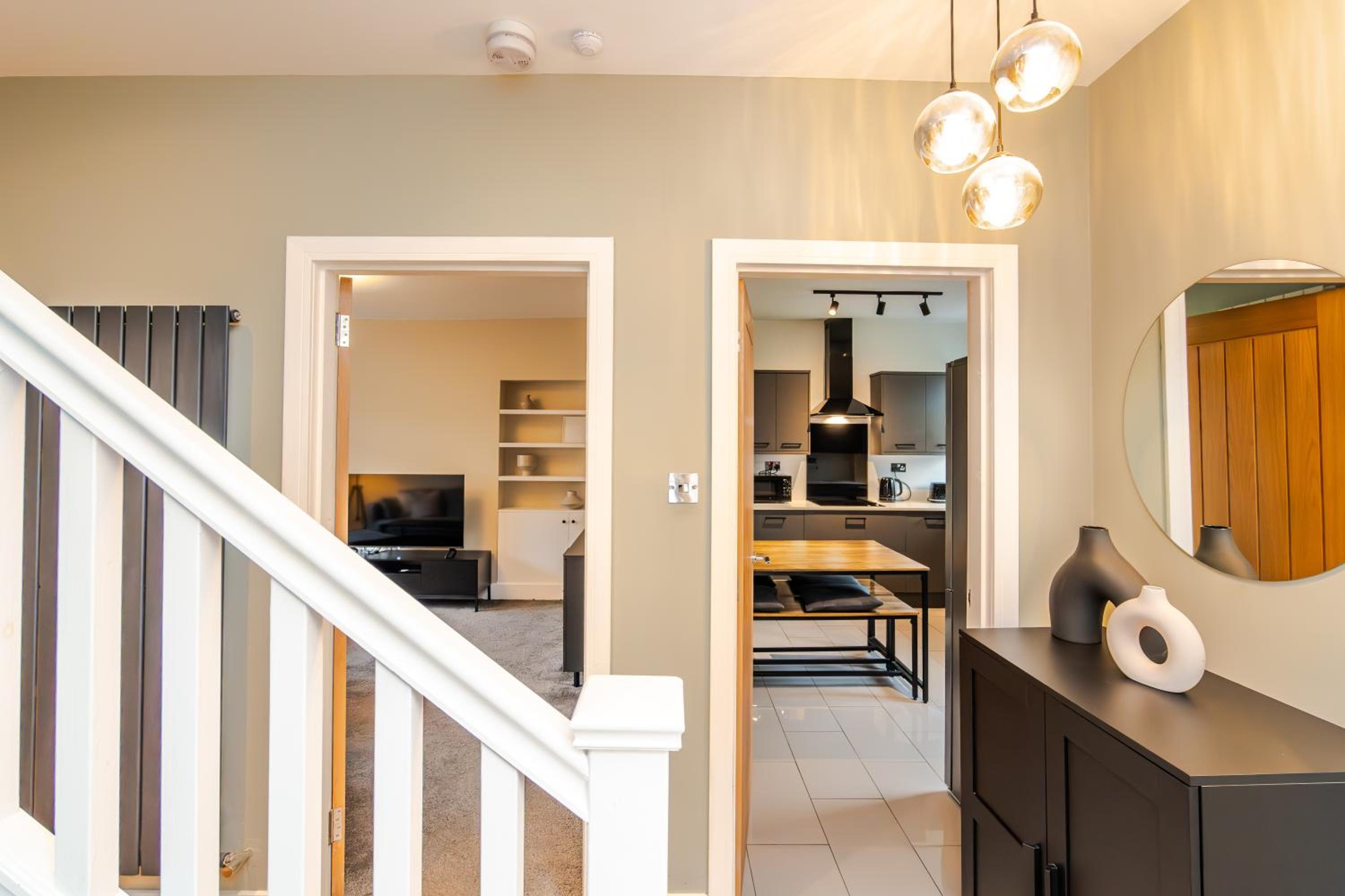 3 Bedroom House-Free Parking-by Holiday Homes