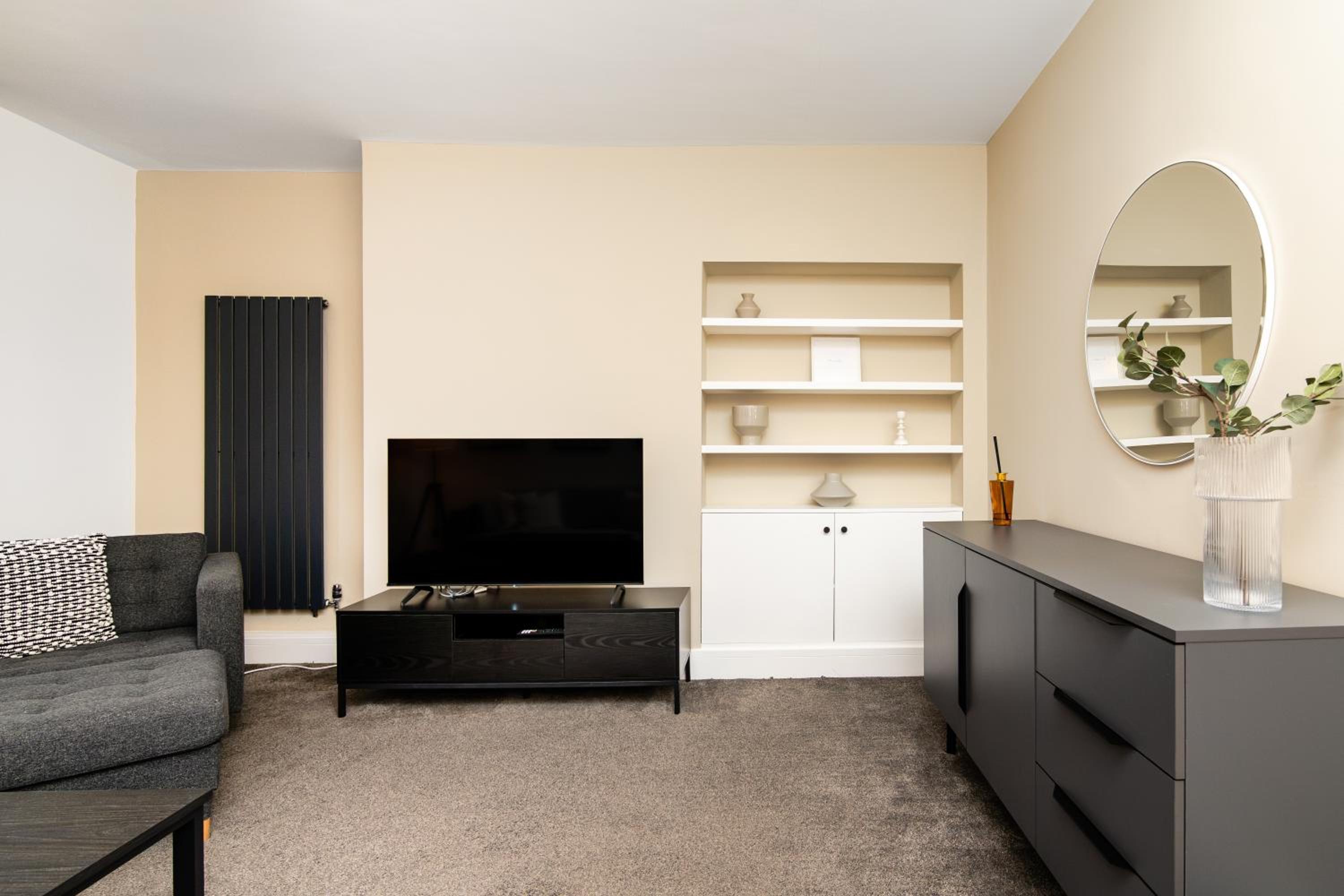 3 Bedroom House-Free Parking-by Holiday Homes