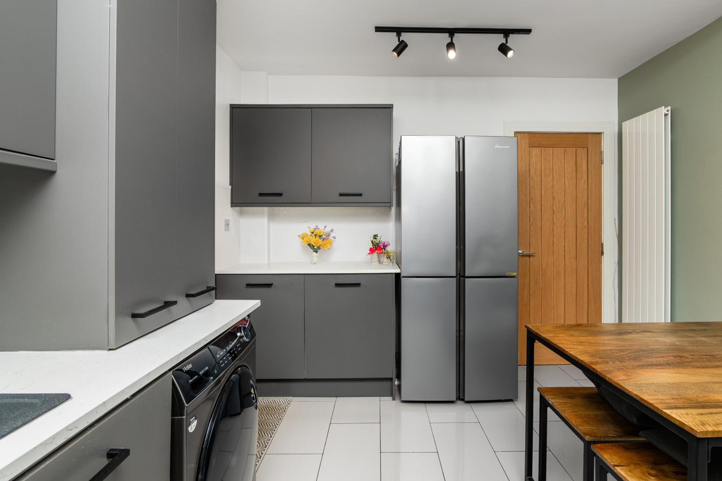 3 Bedroom House-Free Parking-by Holiday Homes