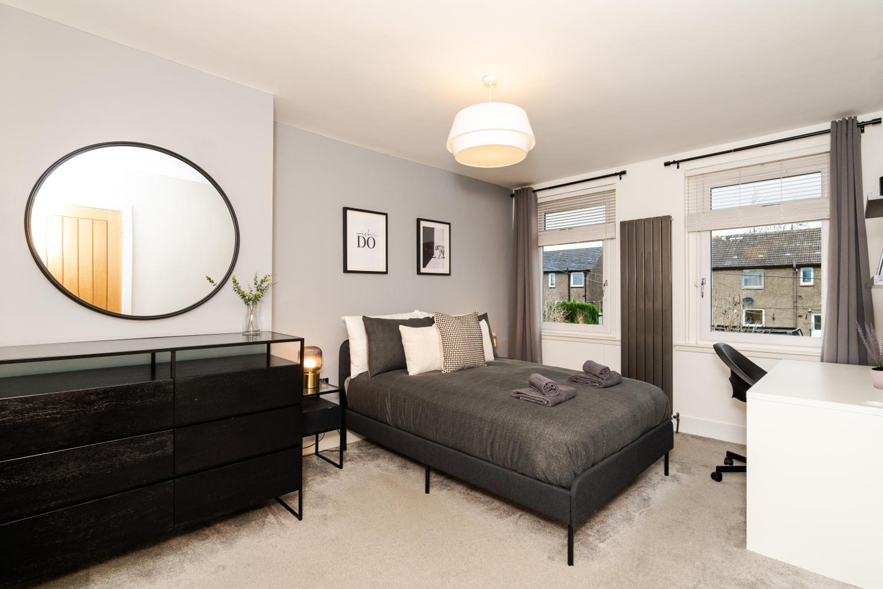 3 Bedroom House-Free Parking-by Holiday Homes
