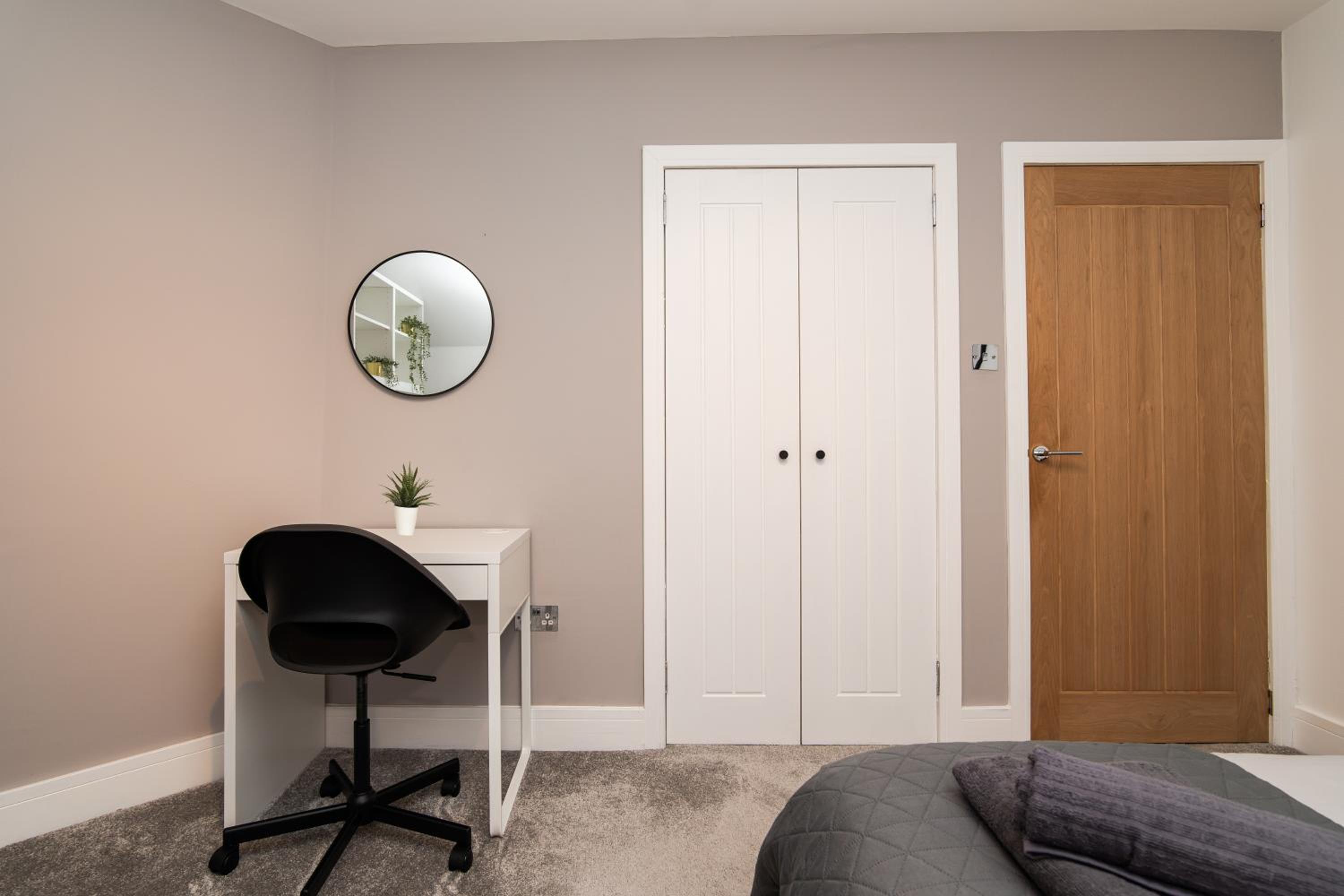 3 Bedroom House-Free Parking-by Holiday Homes