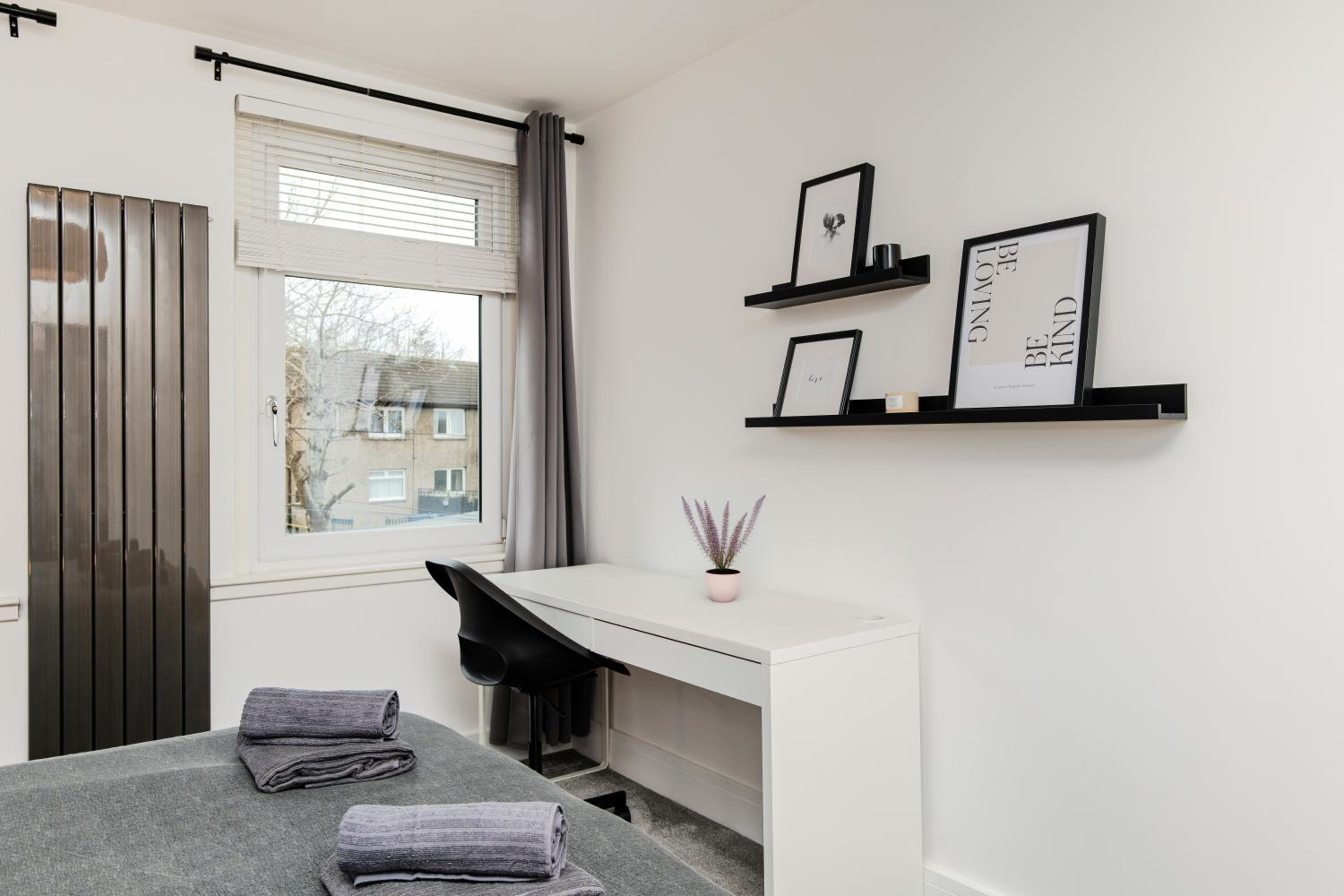 3 Bedroom House-Free Parking-by Holiday Homes