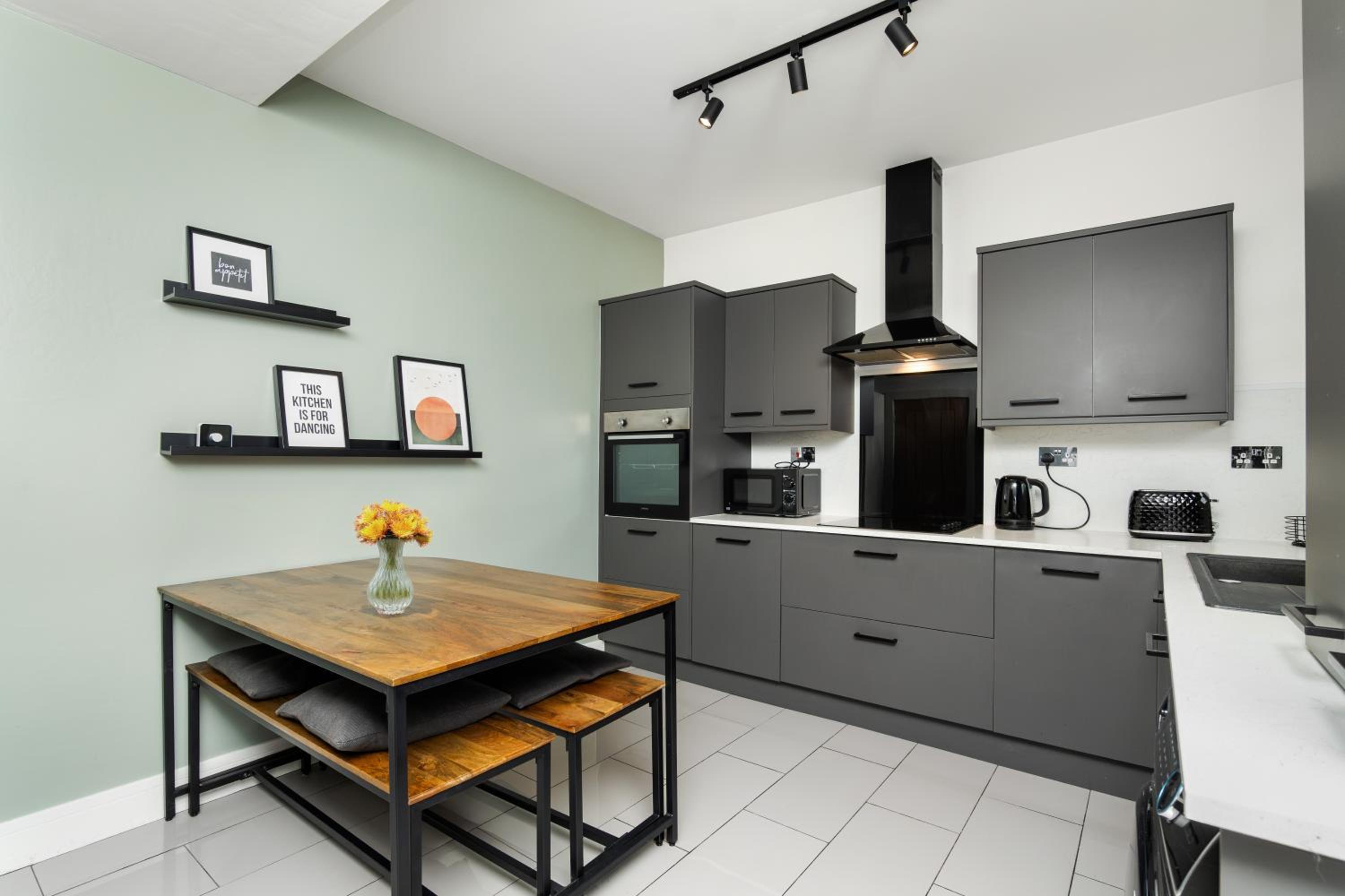 3 Bedroom House-Free Parking-by Holiday Homes