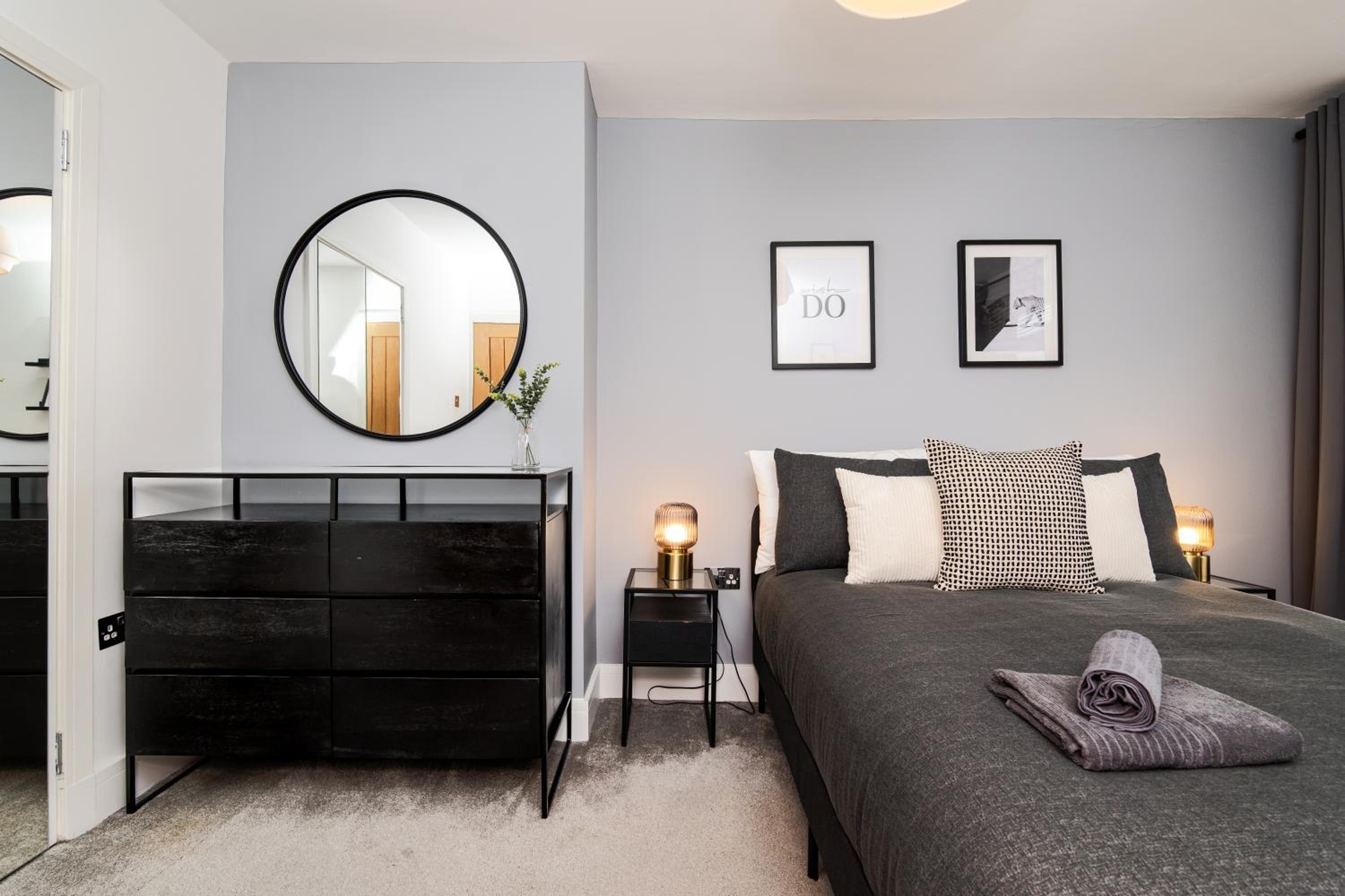 3 Bedroom House-Free Parking-by Holiday Homes