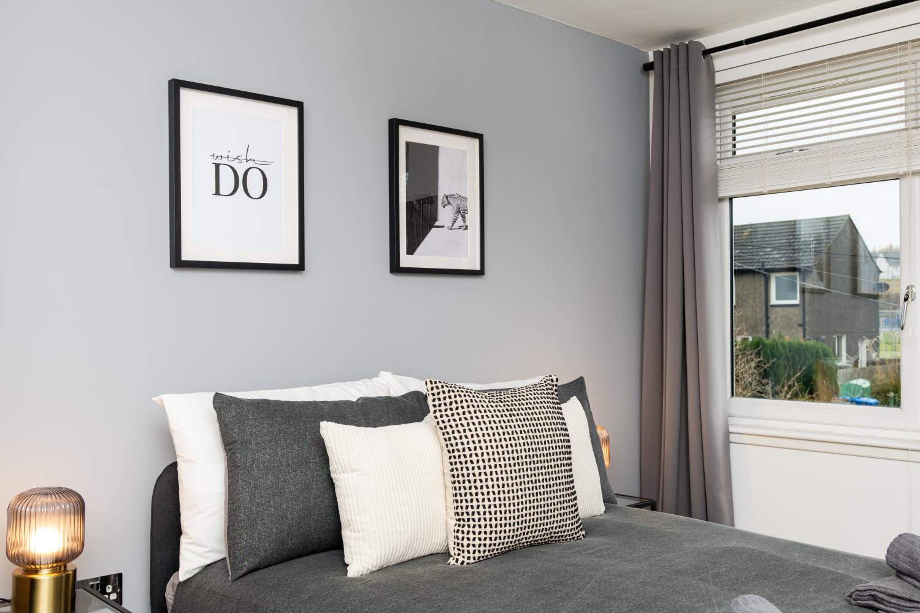 3 Bedroom House-Free Parking-by Holiday Homes