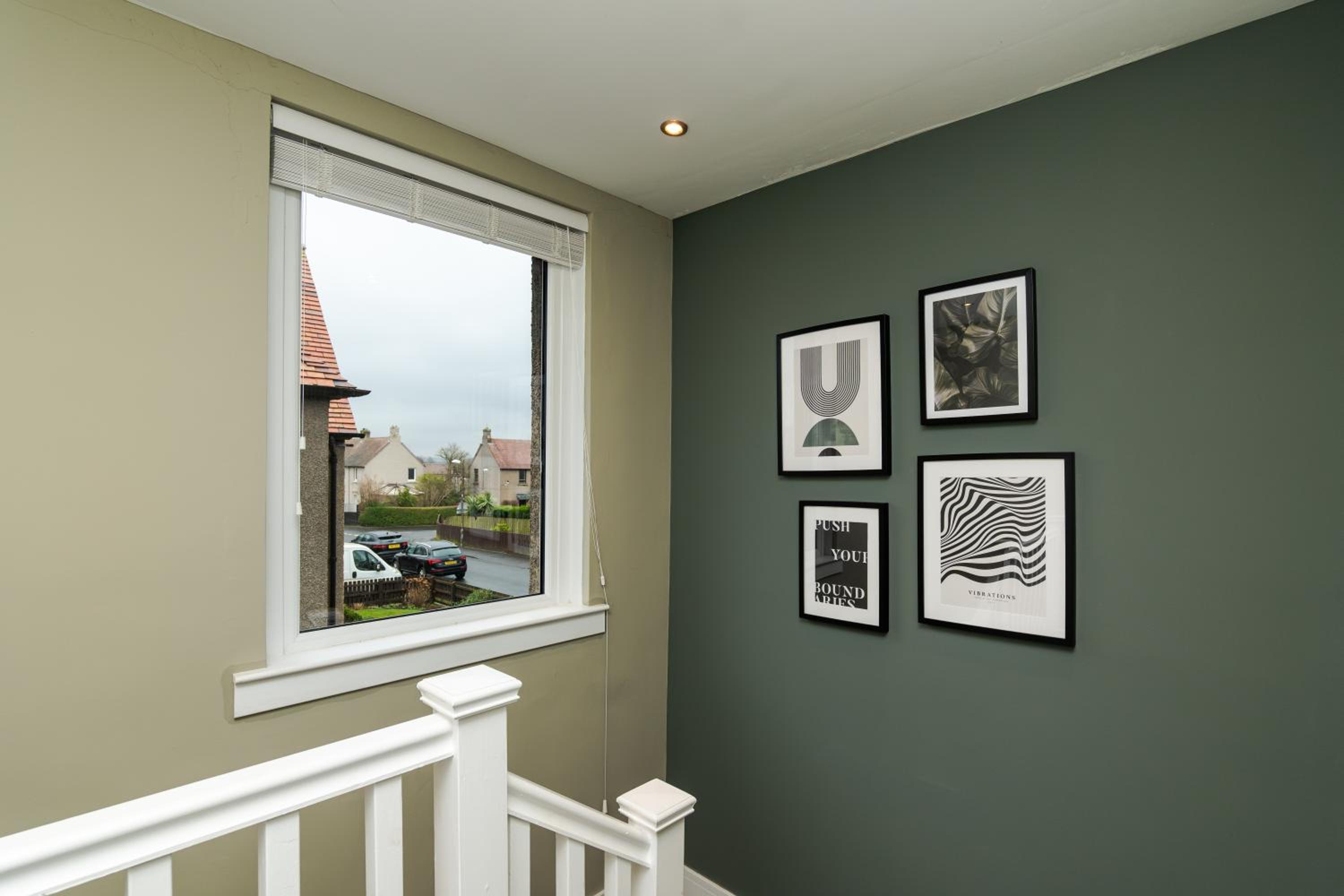 3 Bedroom House-Free Parking-by Holiday Homes