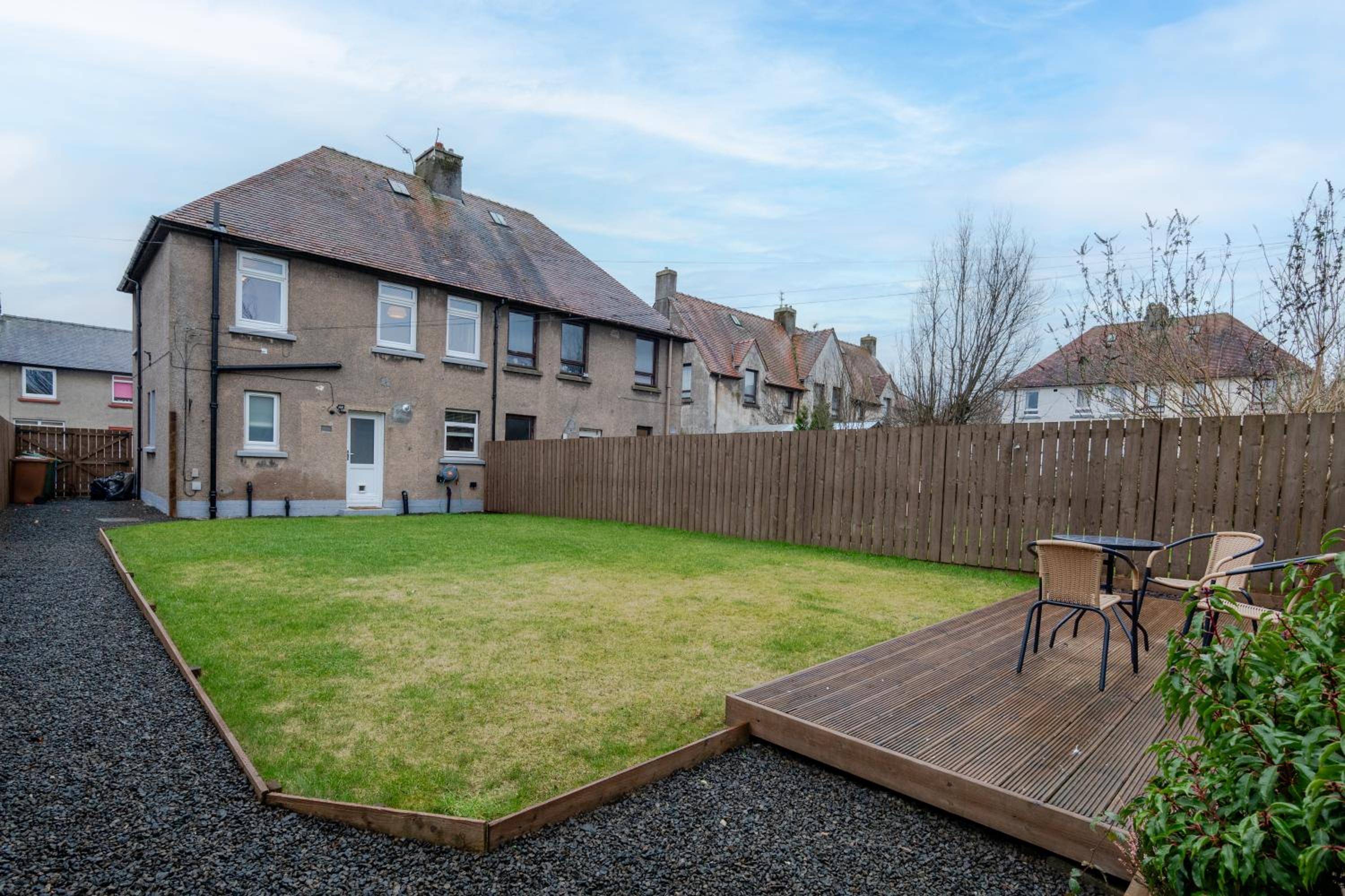 3 Bedroom House-Free Parking-by Holiday Homes