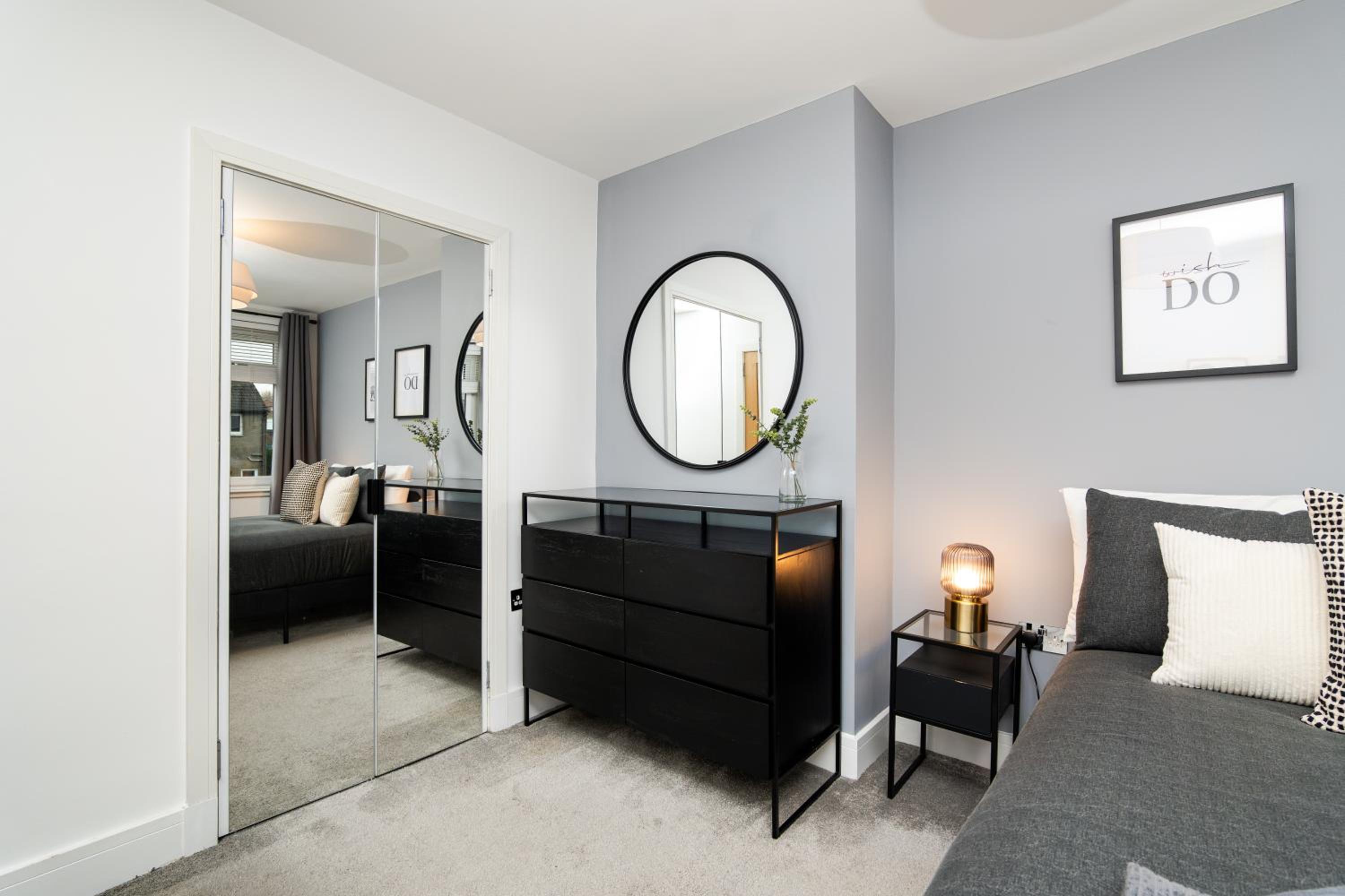 3 Bedroom House-Free Parking-by Holiday Homes