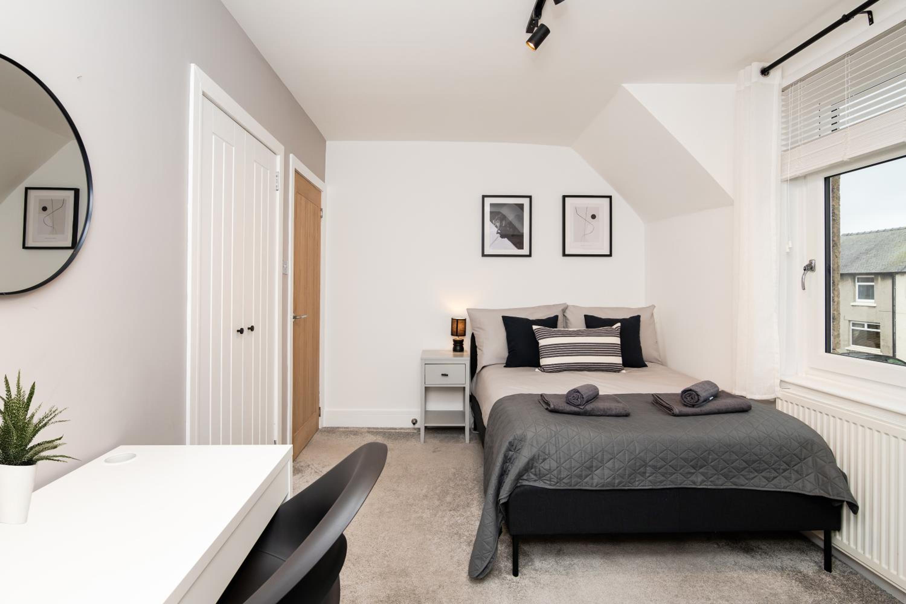3 Bedroom House-Free Parking-by Holiday Homes