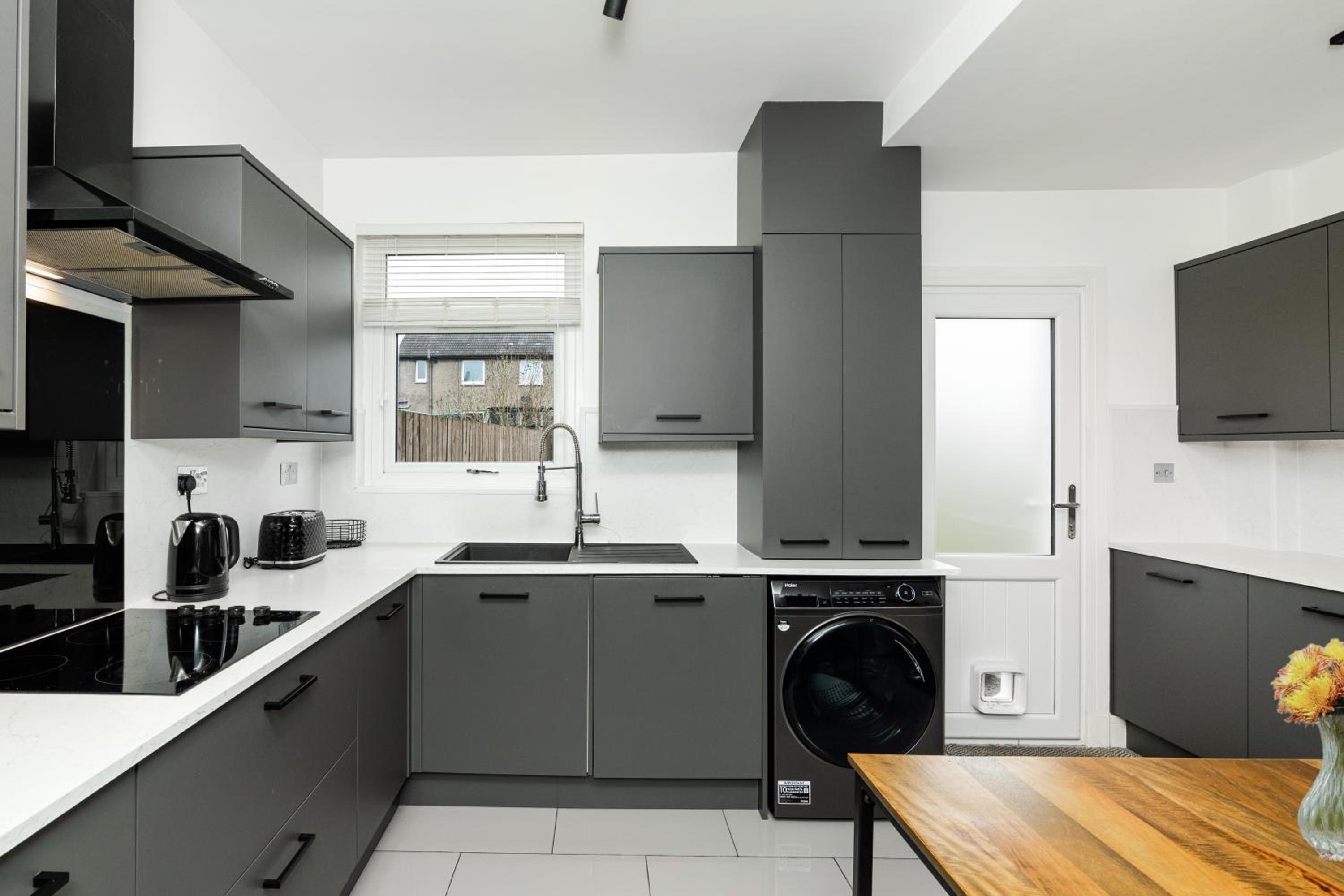 3 Bedroom House-Free Parking-by Holiday Homes