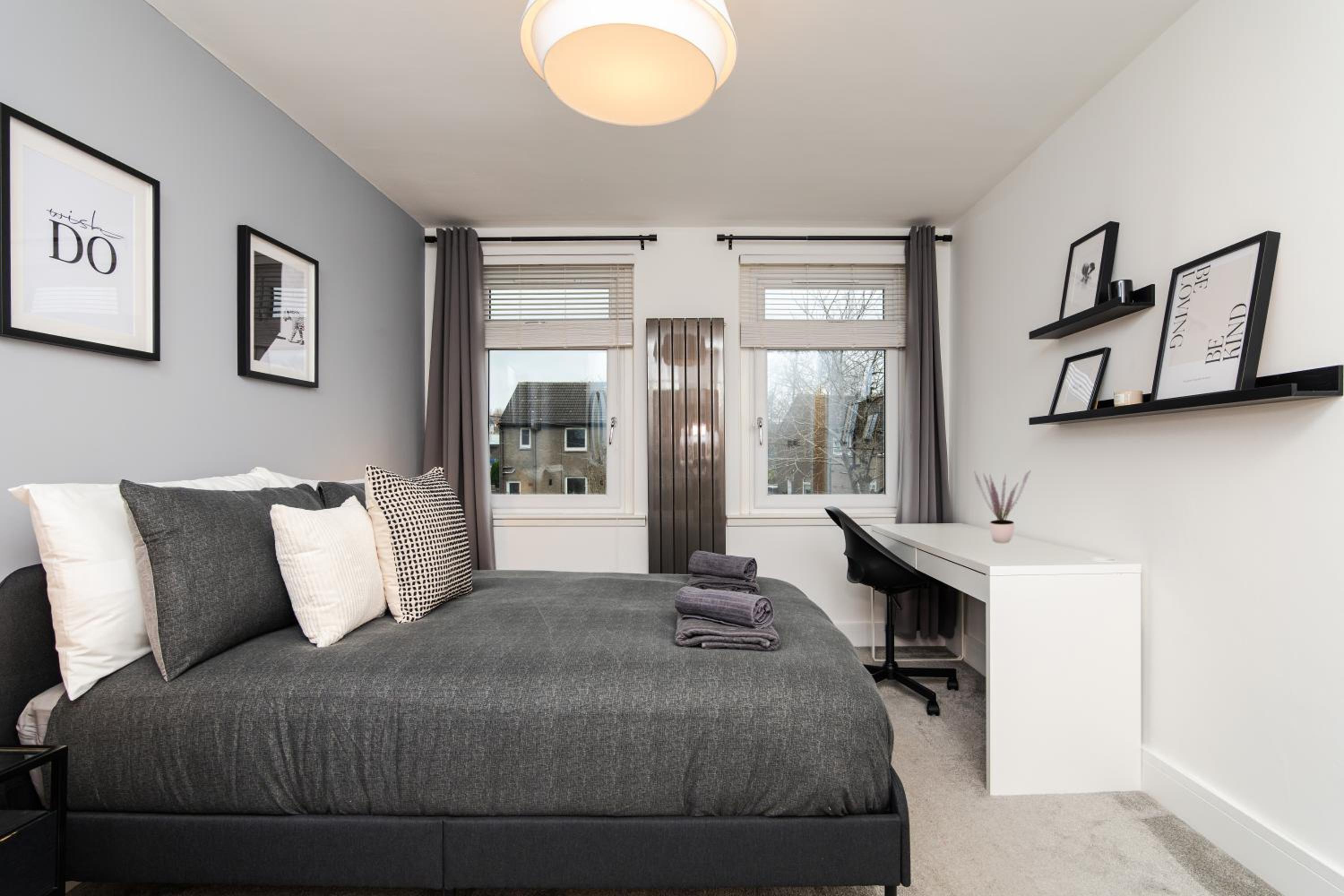 3 Bedroom House-Free Parking-by Holiday Homes