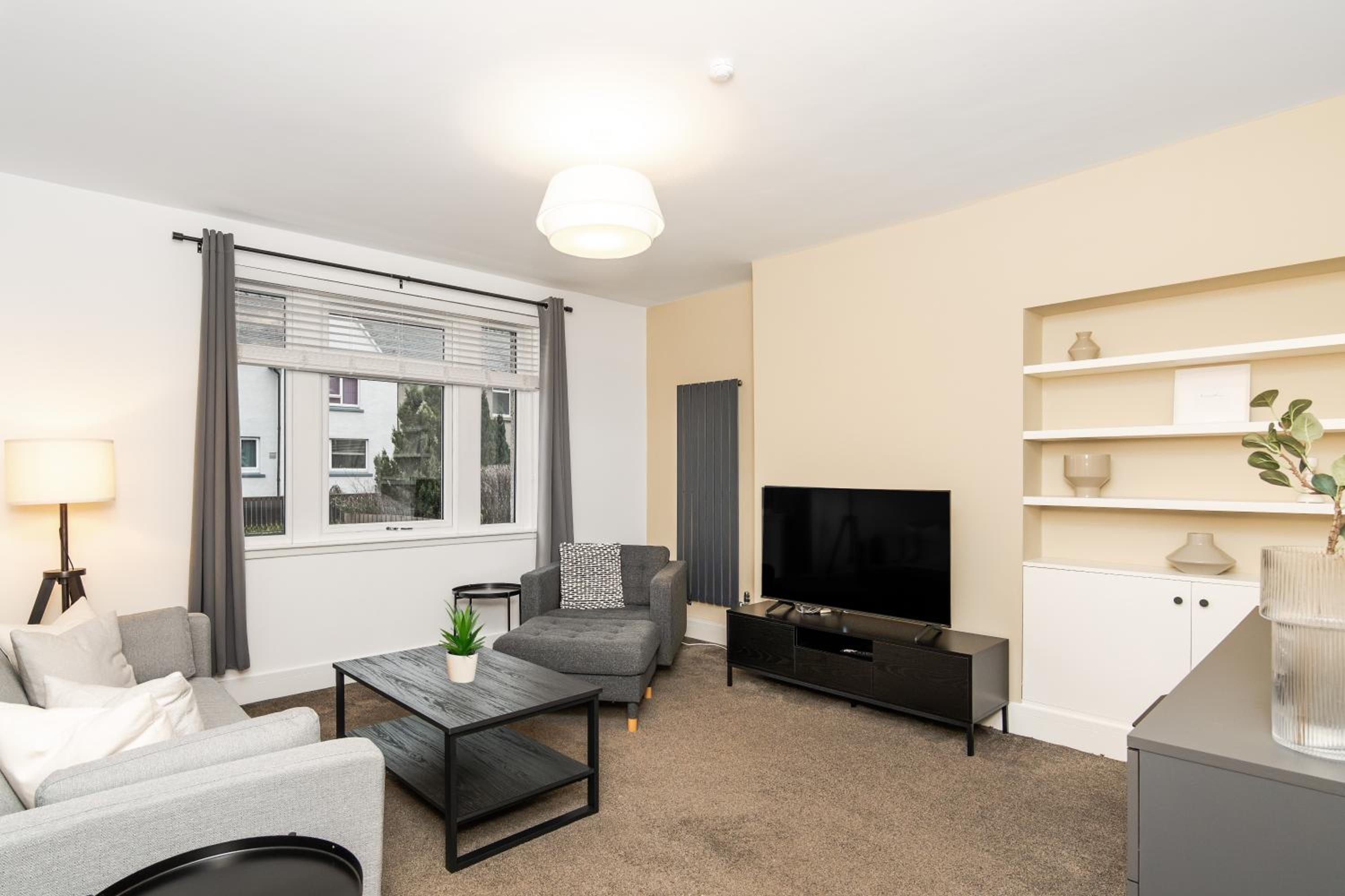 3 Bedroom House-Free Parking-by Holiday Homes