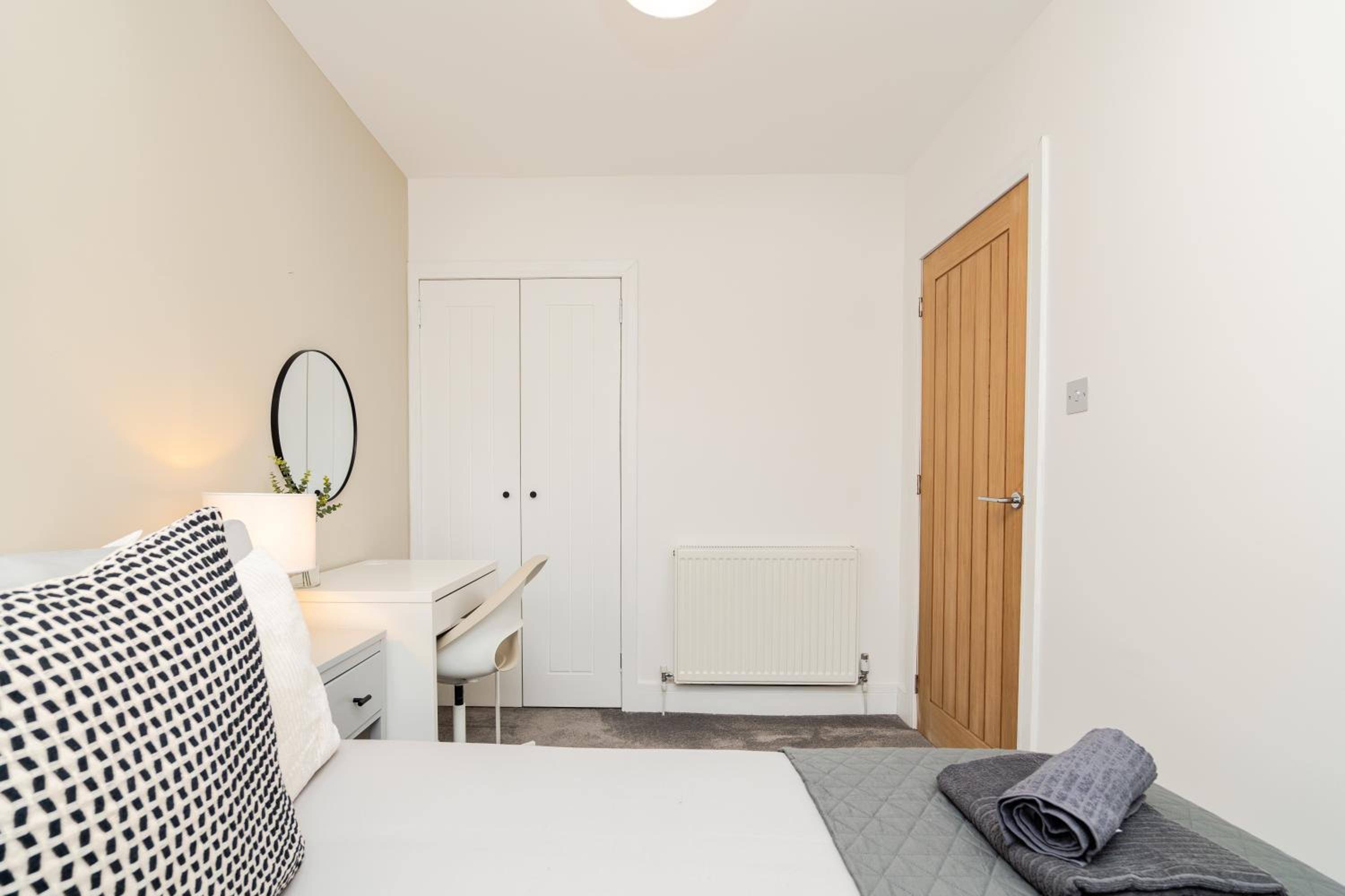 3 Bedroom House-Free Parking-by Holiday Homes