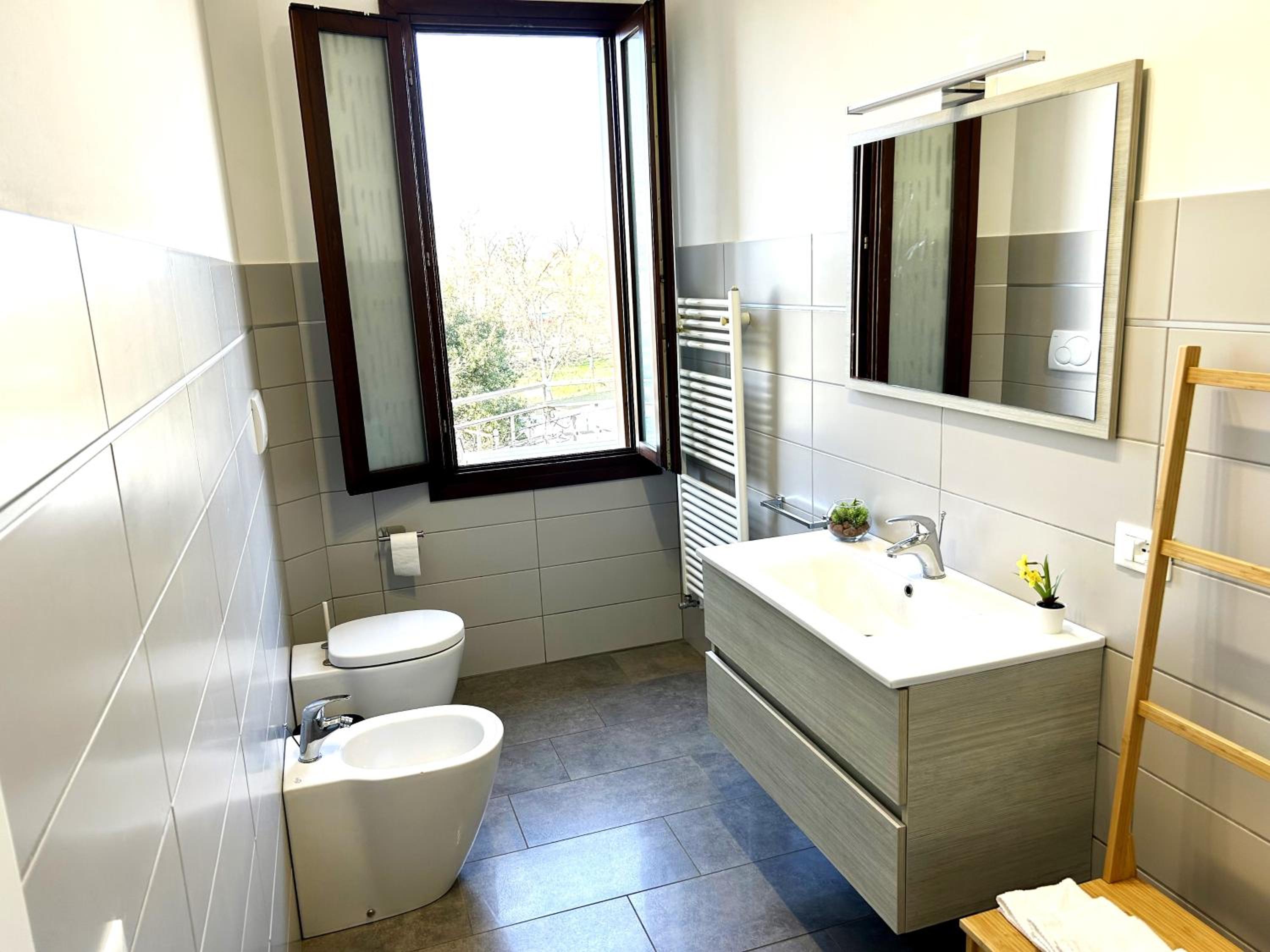 Lovely Bridge View Apartment Close to Padua City Center