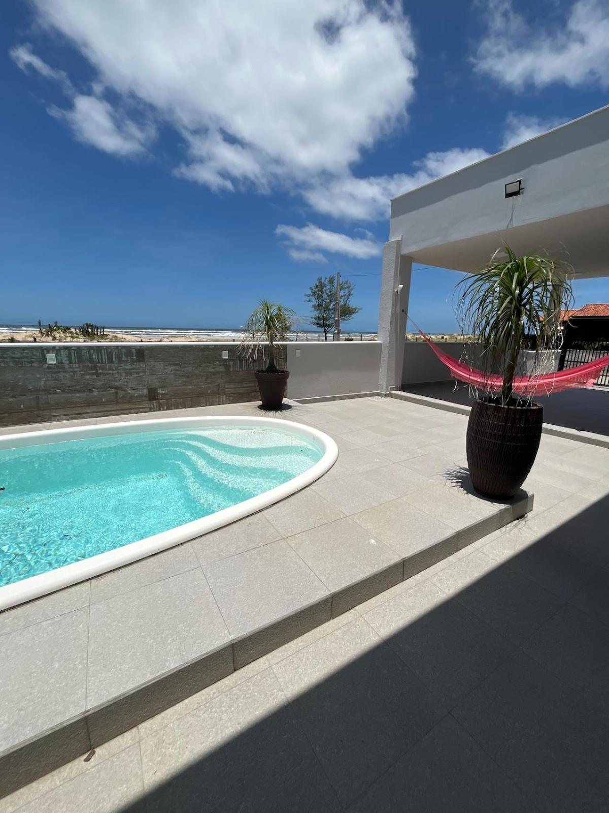 Linda Casa with pool 5 minutes from the airport