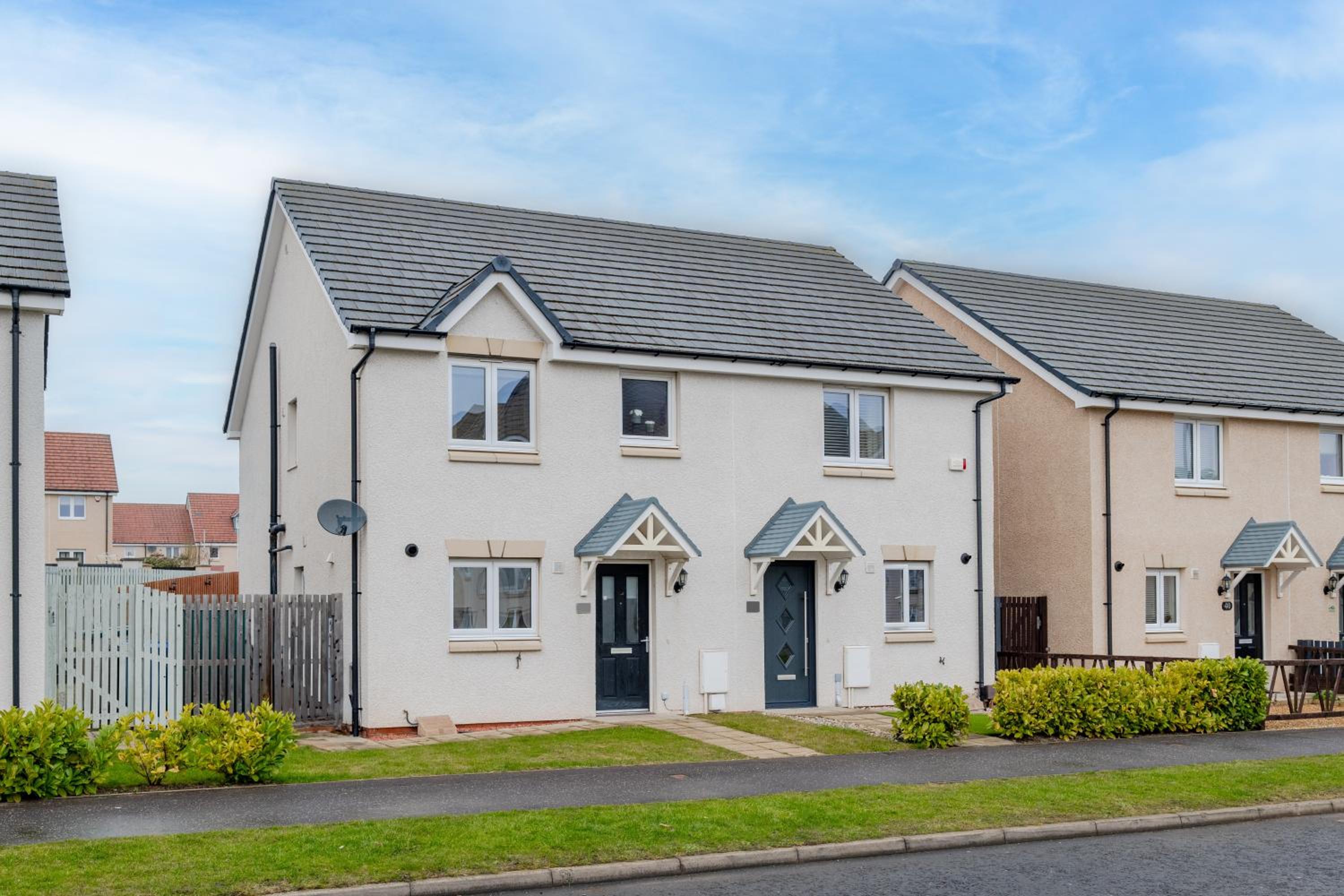 3 Bedroom House-Private Parking- by Holiday Homes