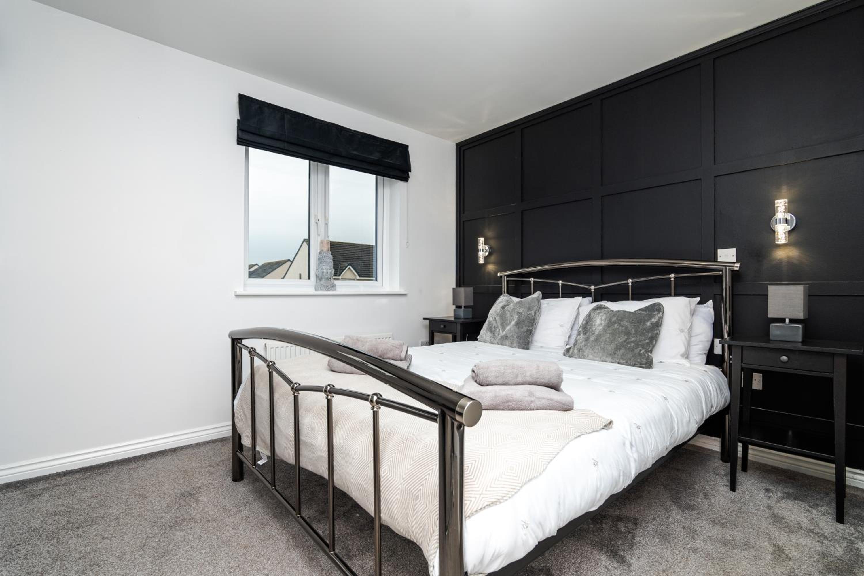 3 Bedroom House-Private Parking- by Holiday Homes