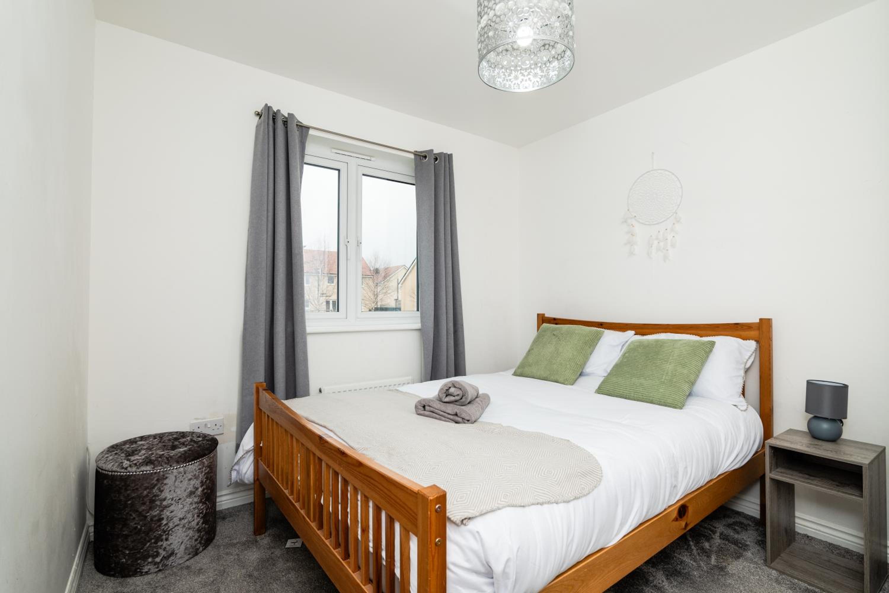 3 Bedroom House-Private Parking- by Holiday Homes