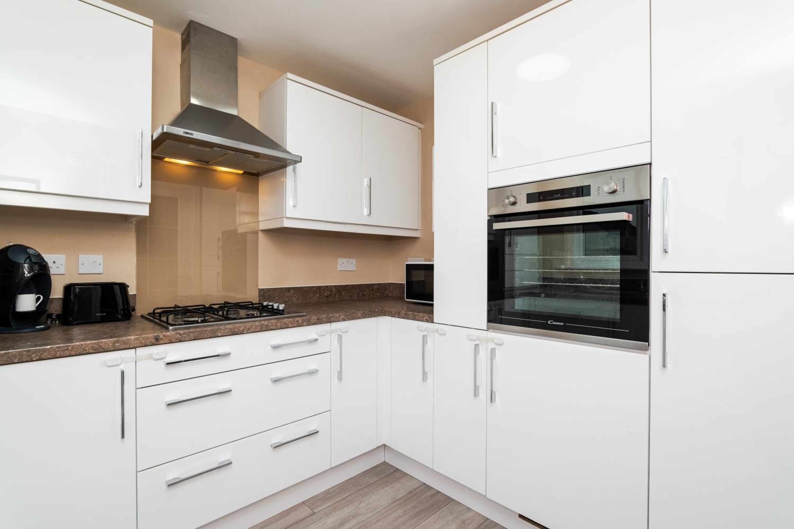 3 Bedroom House-Private Parking- by Holiday Homes
