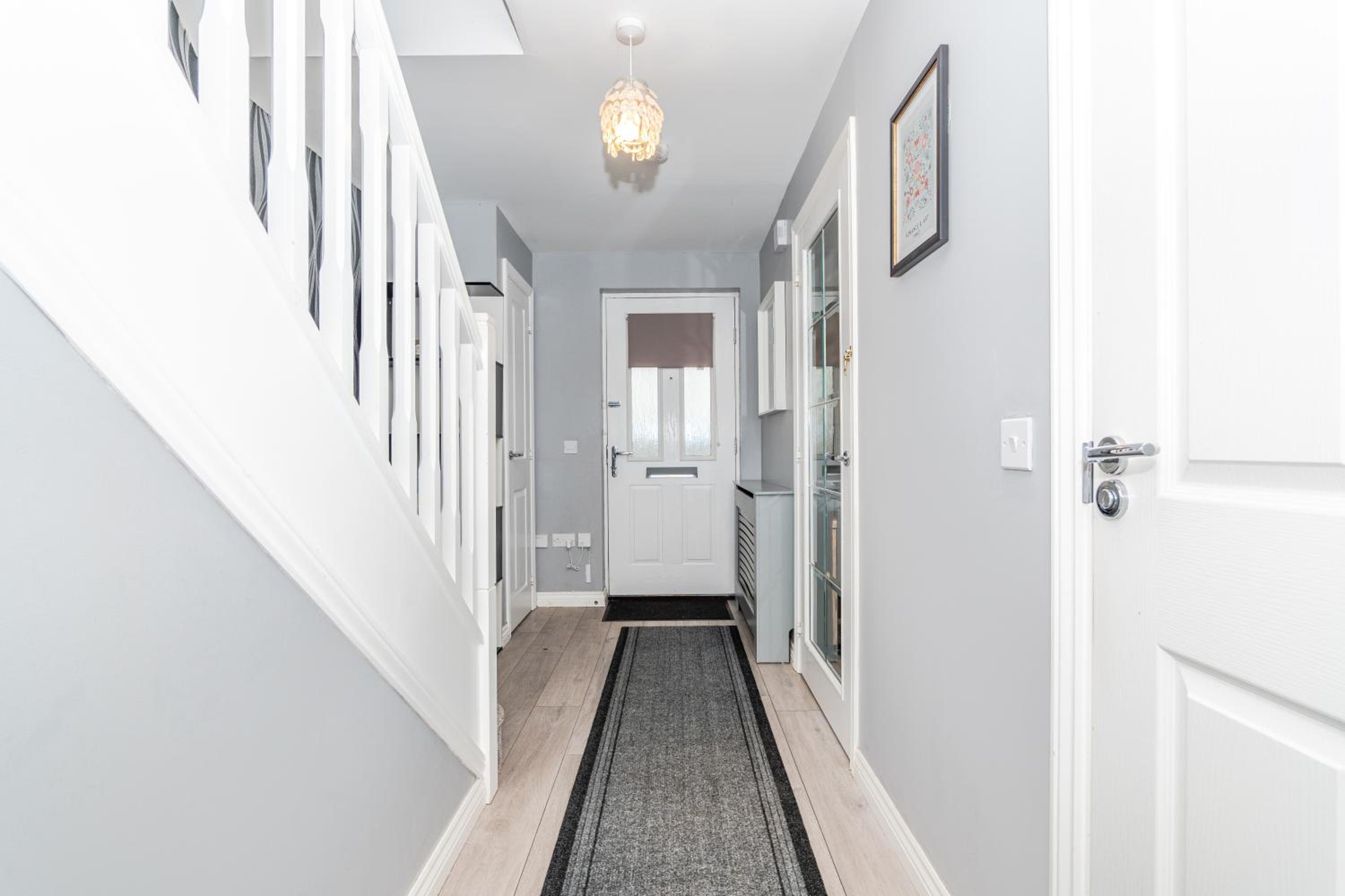 3 Bedroom House-Private Parking- by Holiday Homes