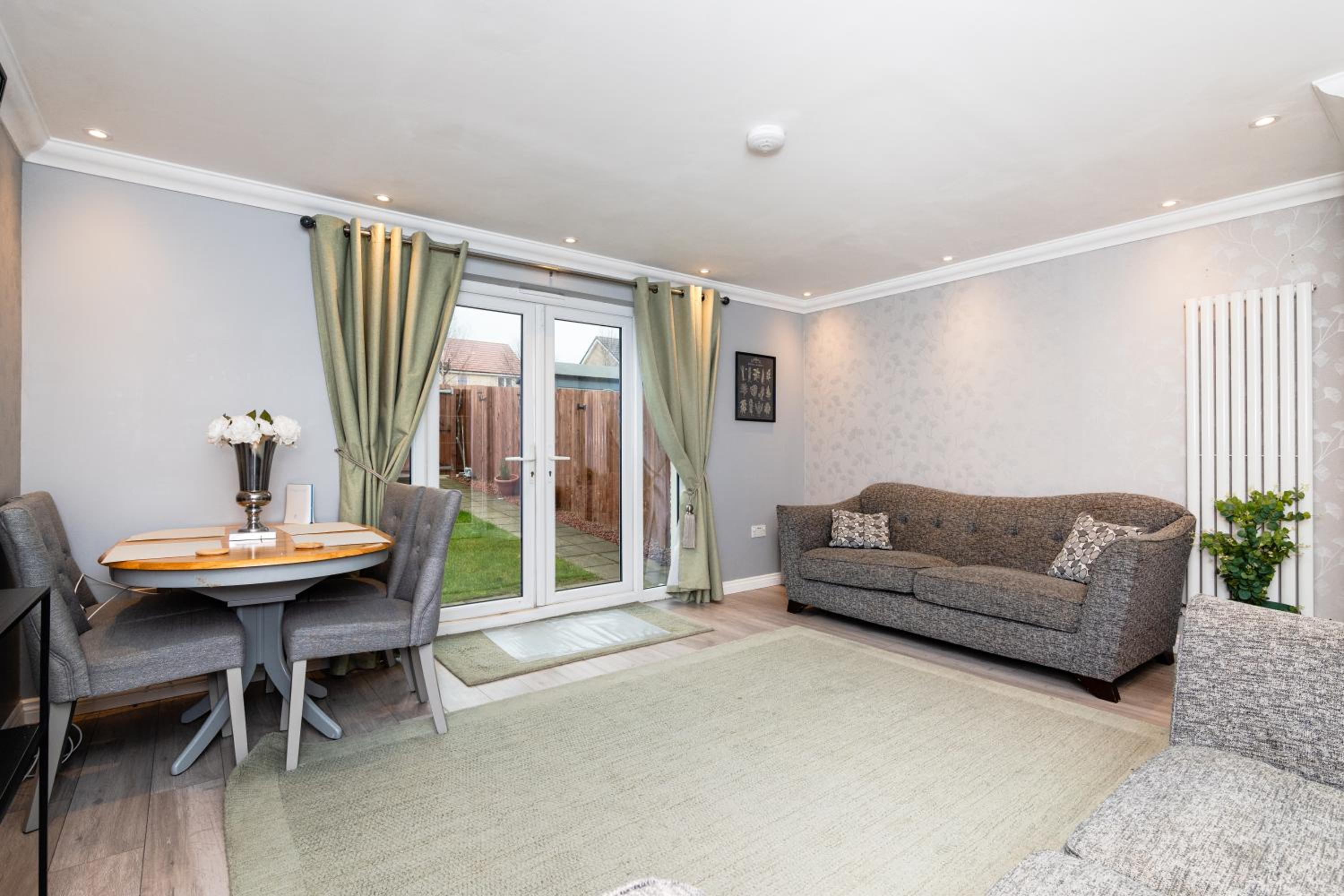 3 Bedroom House-Private Parking- by Holiday Homes