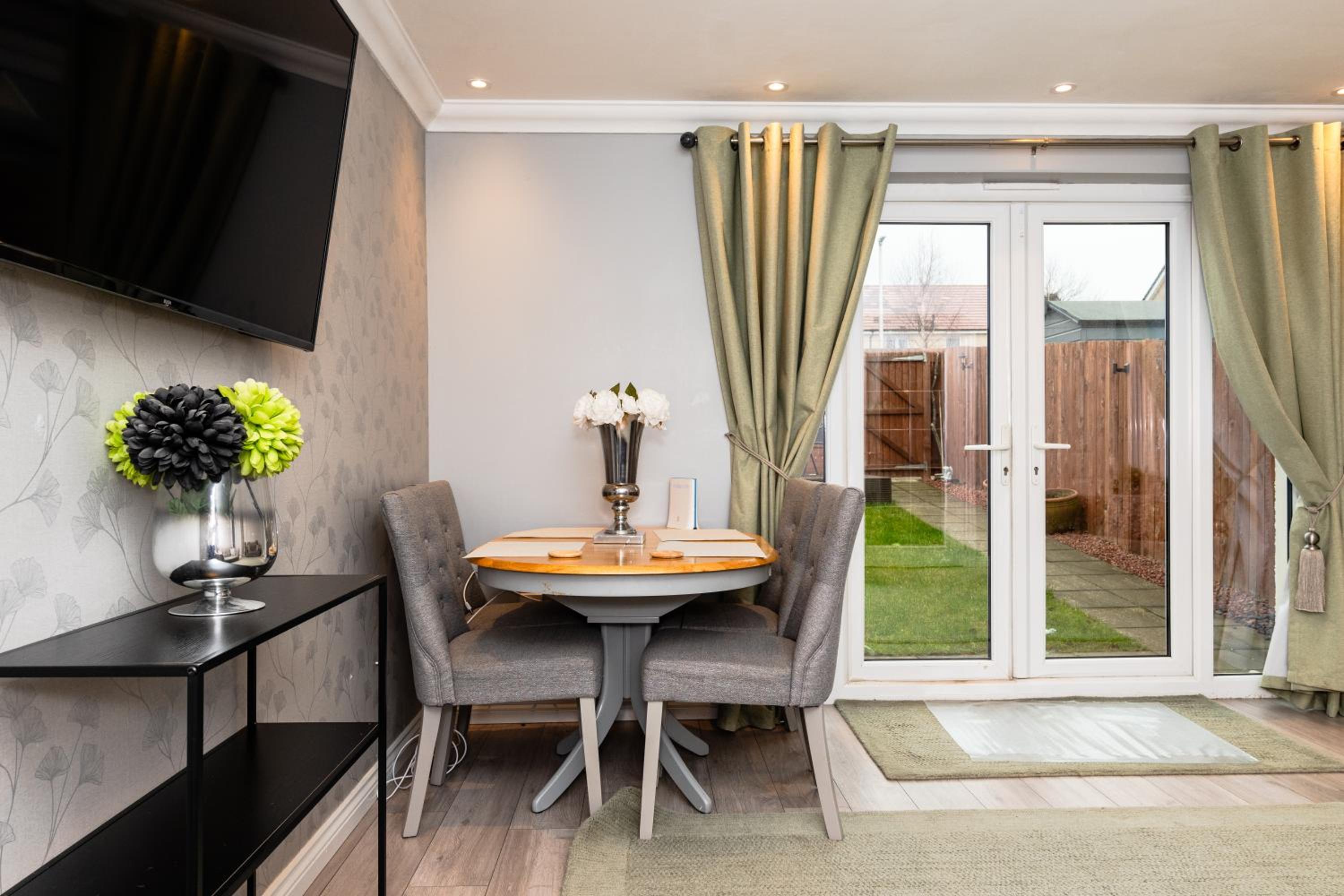 3 Bedroom House-Private Parking- by Holiday Homes