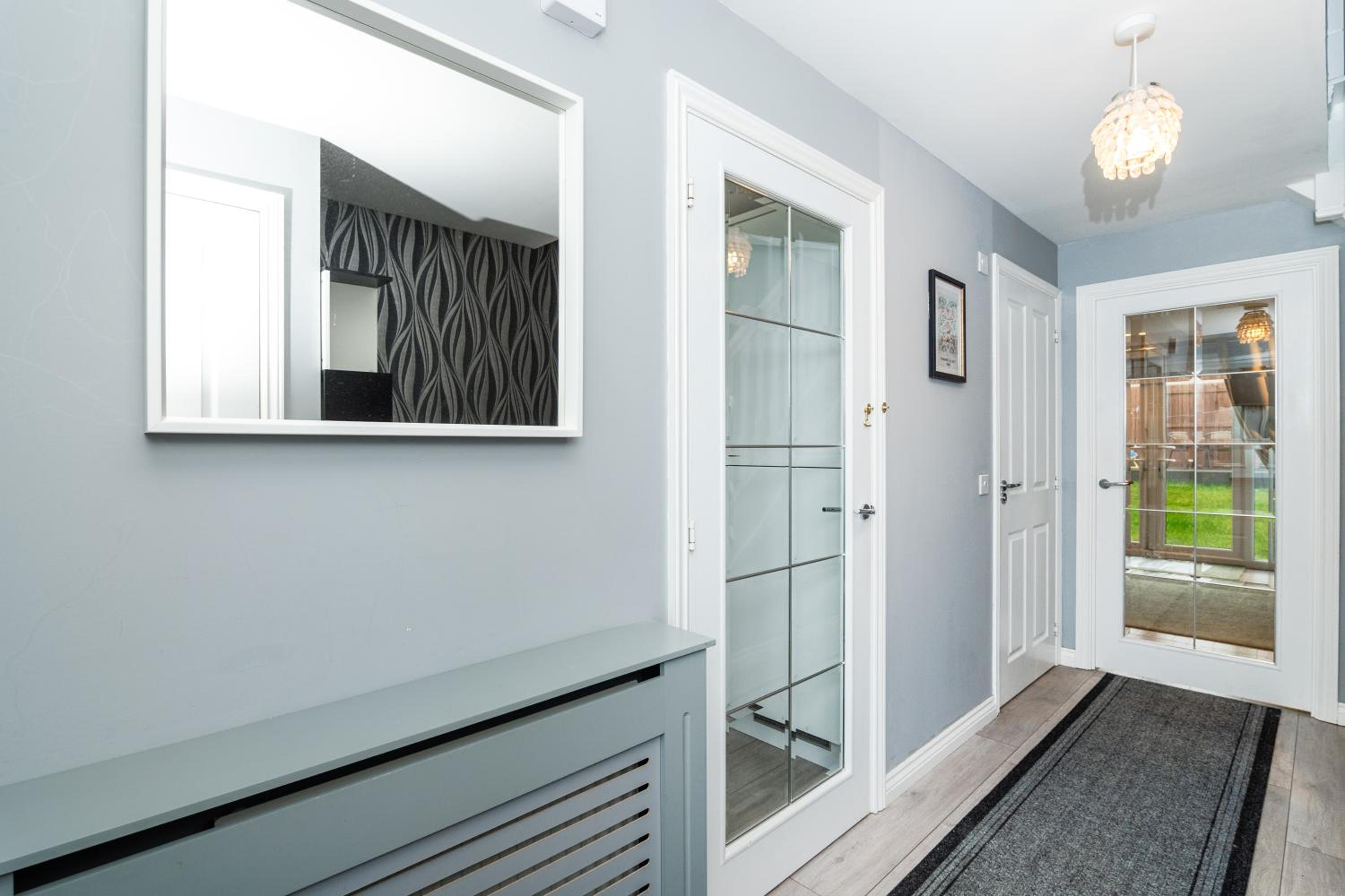 3 Bedroom House-Private Parking- by Holiday Homes