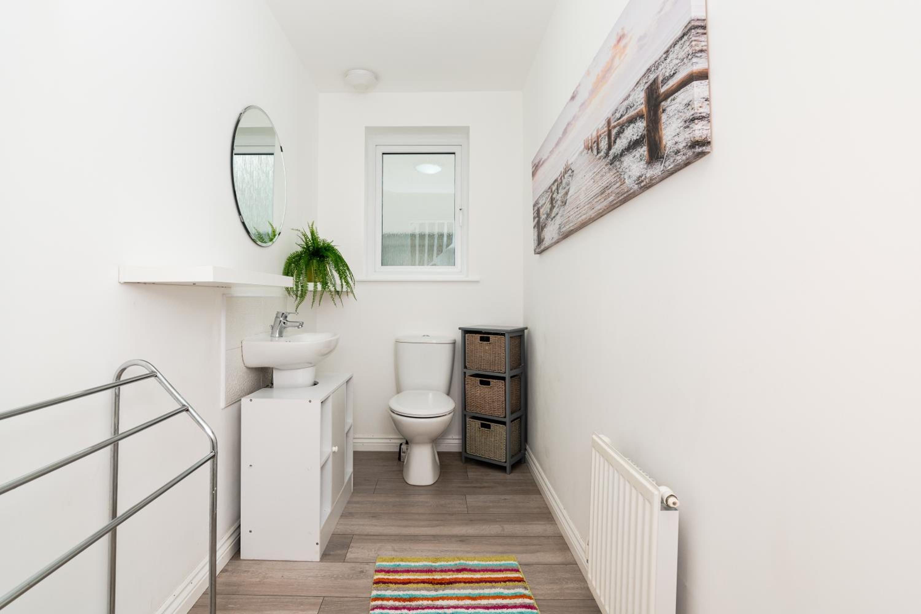 3 Bedroom House-Private Parking- by Holiday Homes