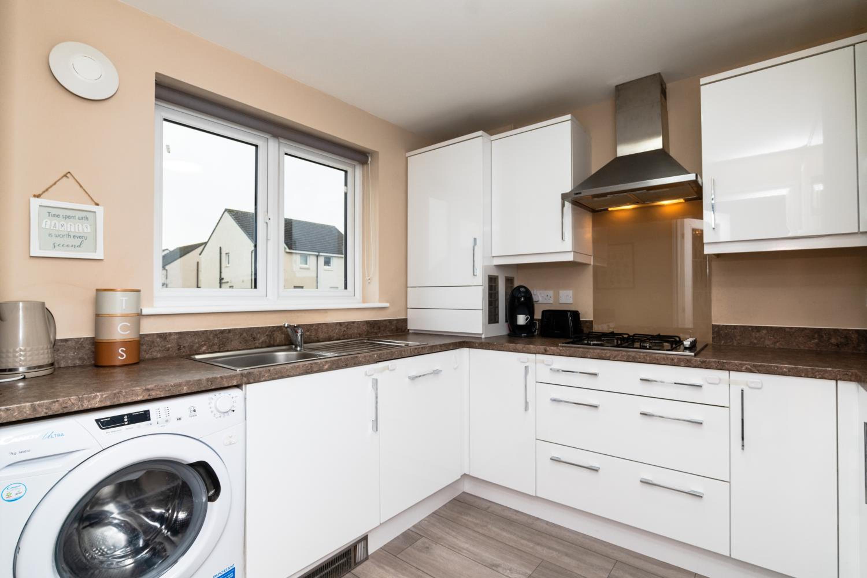 3 Bedroom House-Private Parking- by Holiday Homes