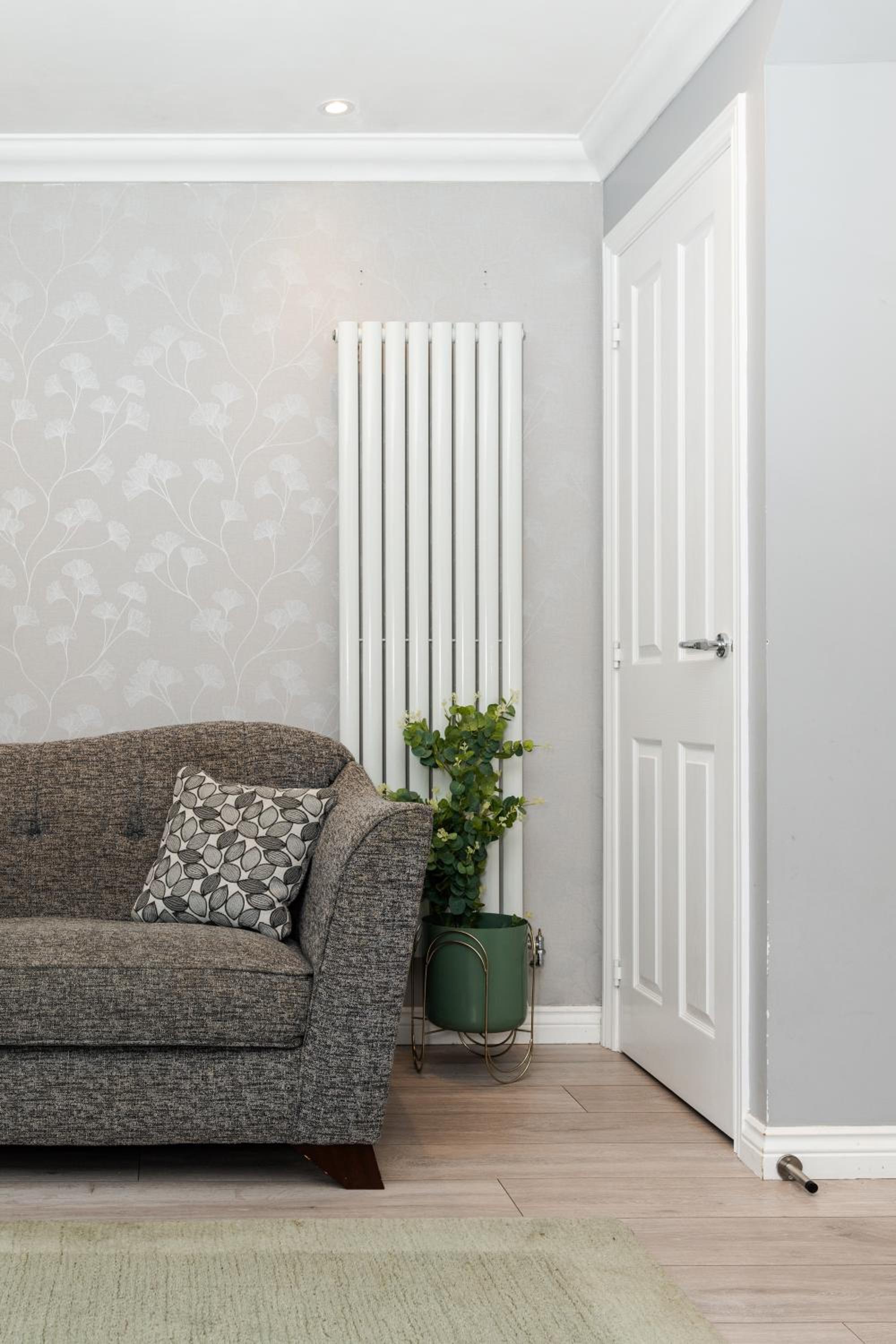 3 Bedroom House-Private Parking- by Holiday Homes