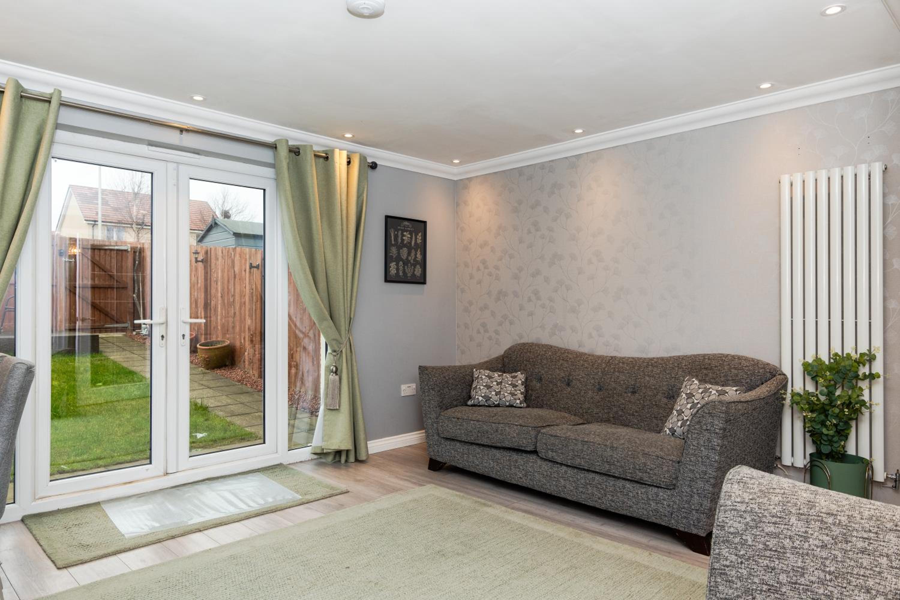 3 Bedroom House-Private Parking- by Holiday Homes