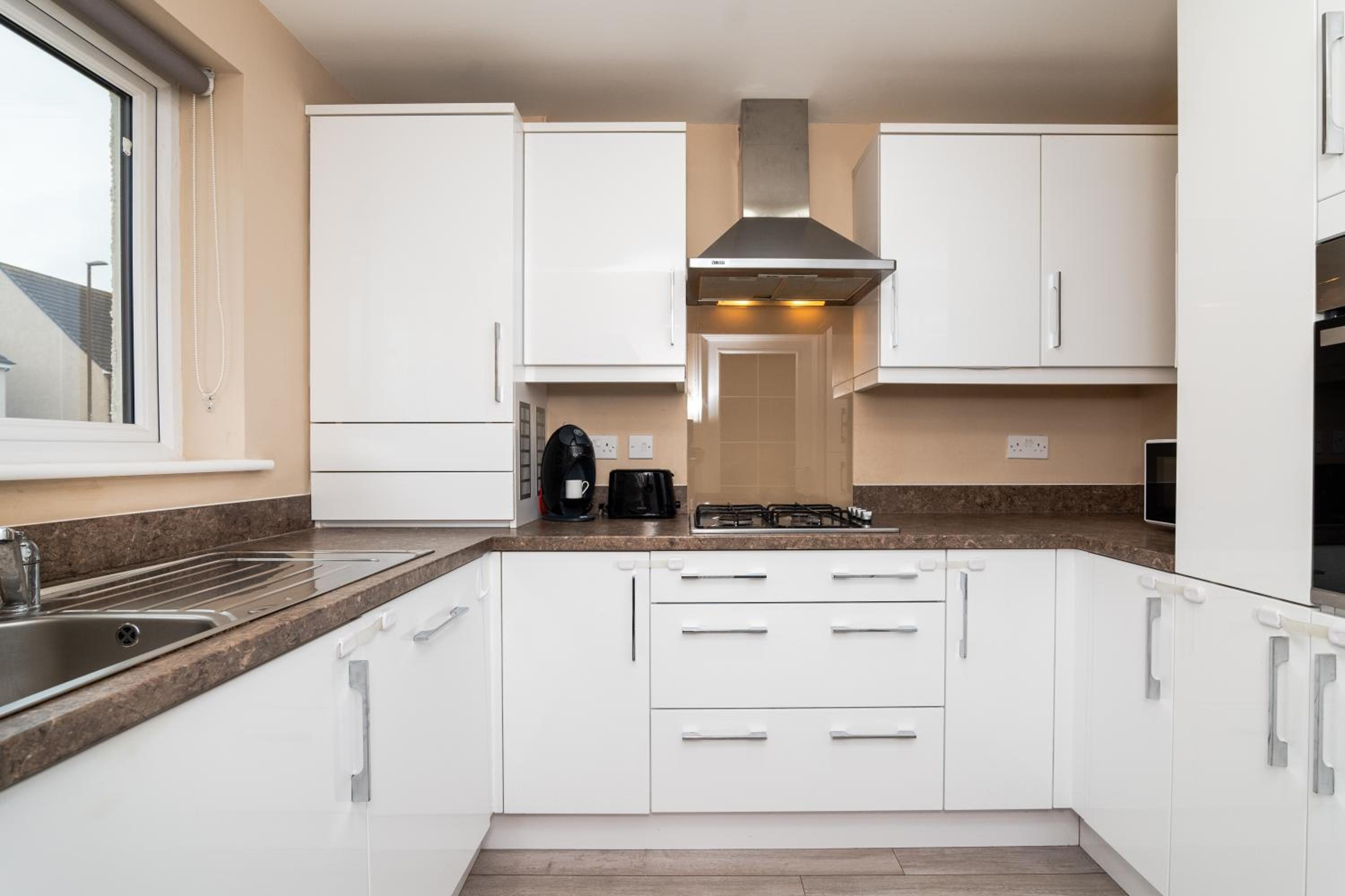 3 Bedroom House-Private Parking- by Holiday Homes