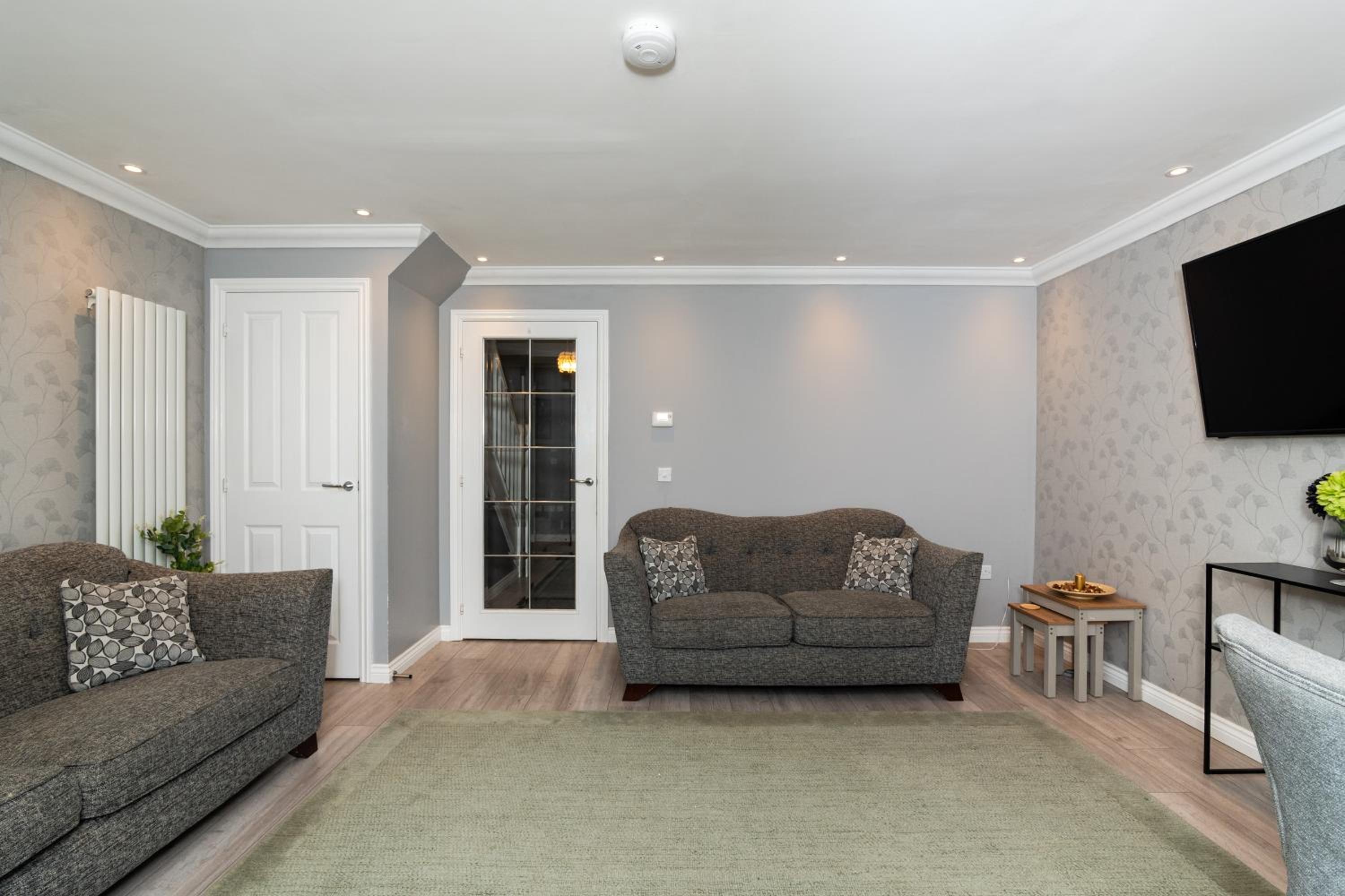 3 Bedroom House-Private Parking- by Holiday Homes