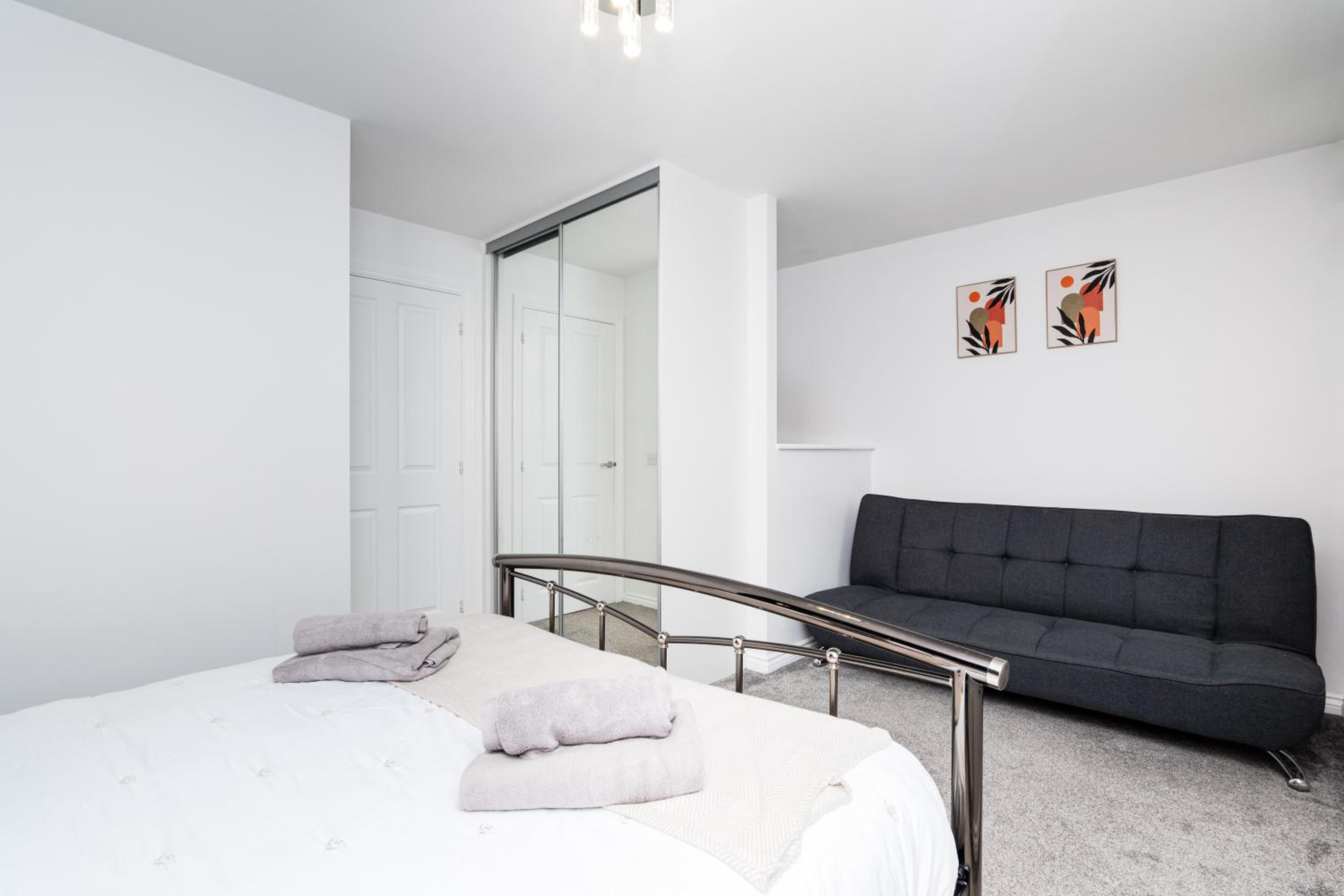 3 Bedroom House-Private Parking- by Holiday Homes