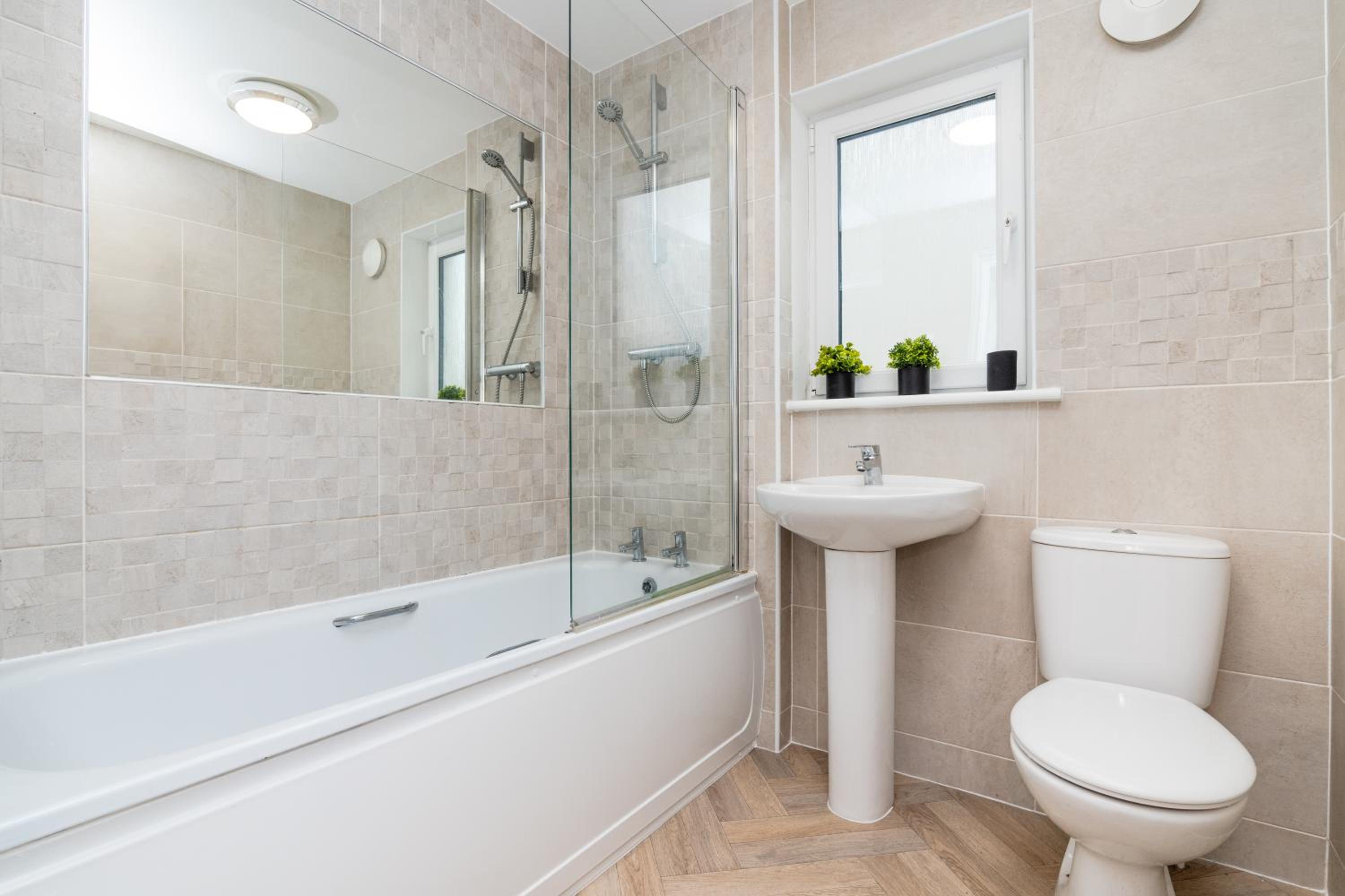 3 Bedroom House-Private Parking- by Holiday Homes