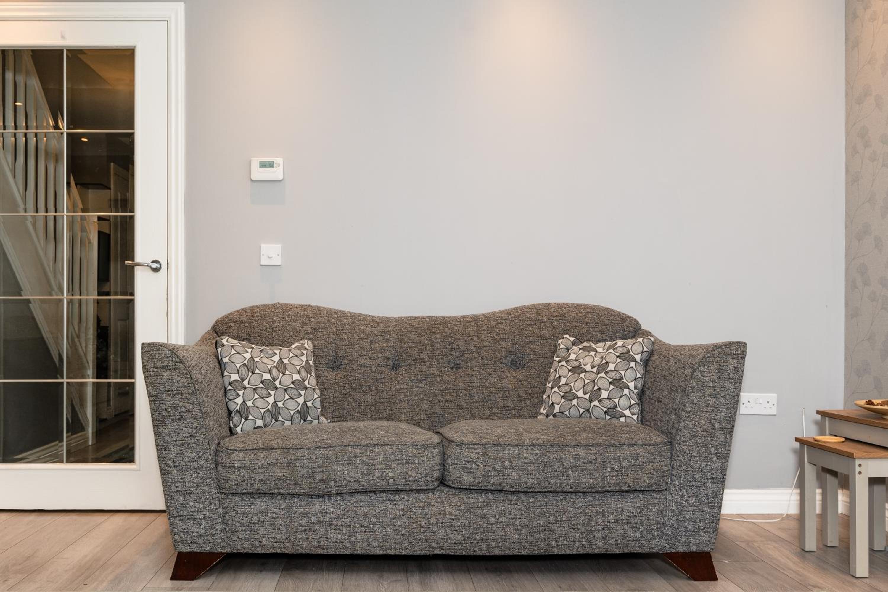 3 Bedroom House-Private Parking- by Holiday Homes